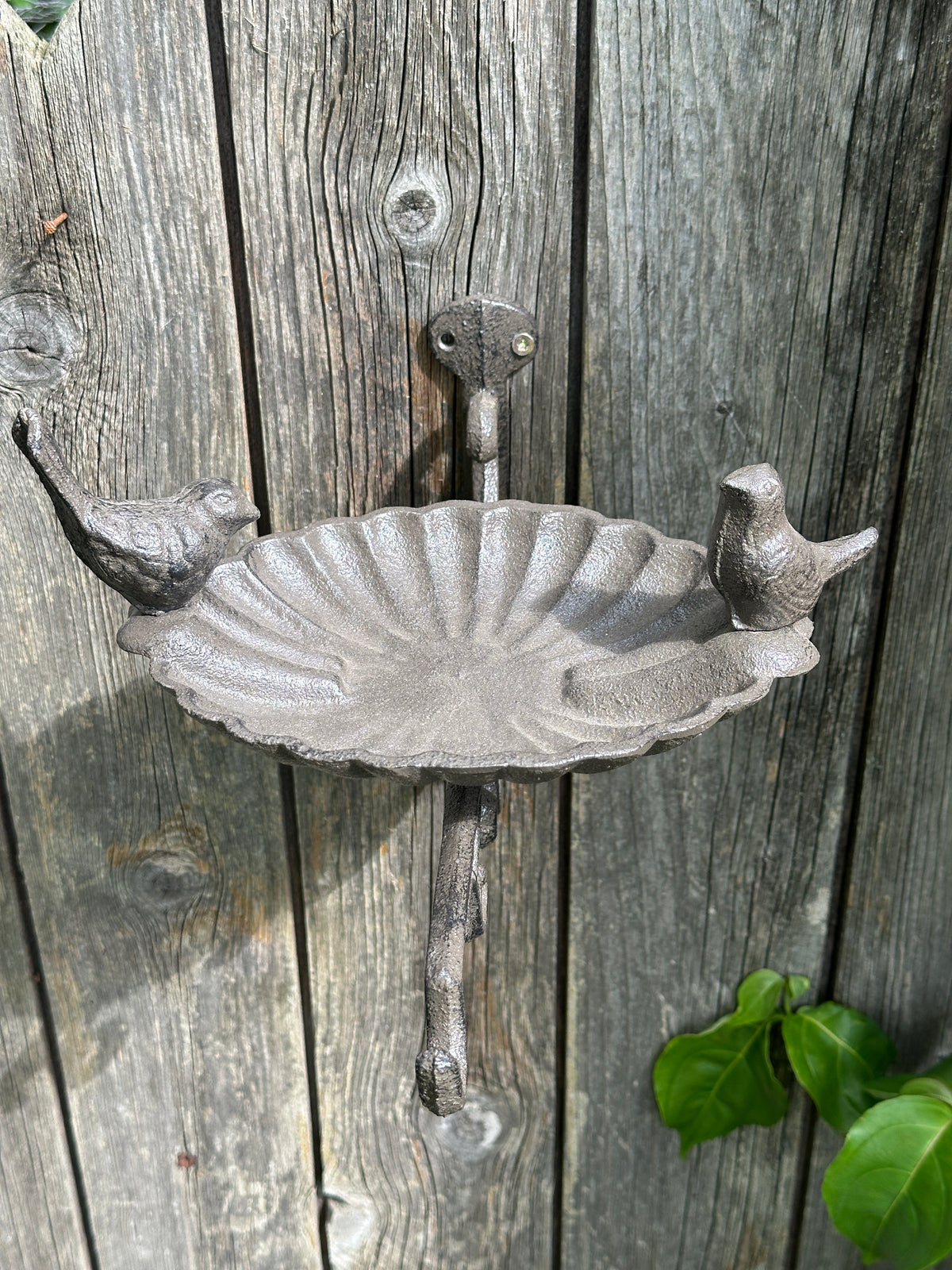 Vogelfutterhalter/ Tränke mit einem hacken aus Gusseisen