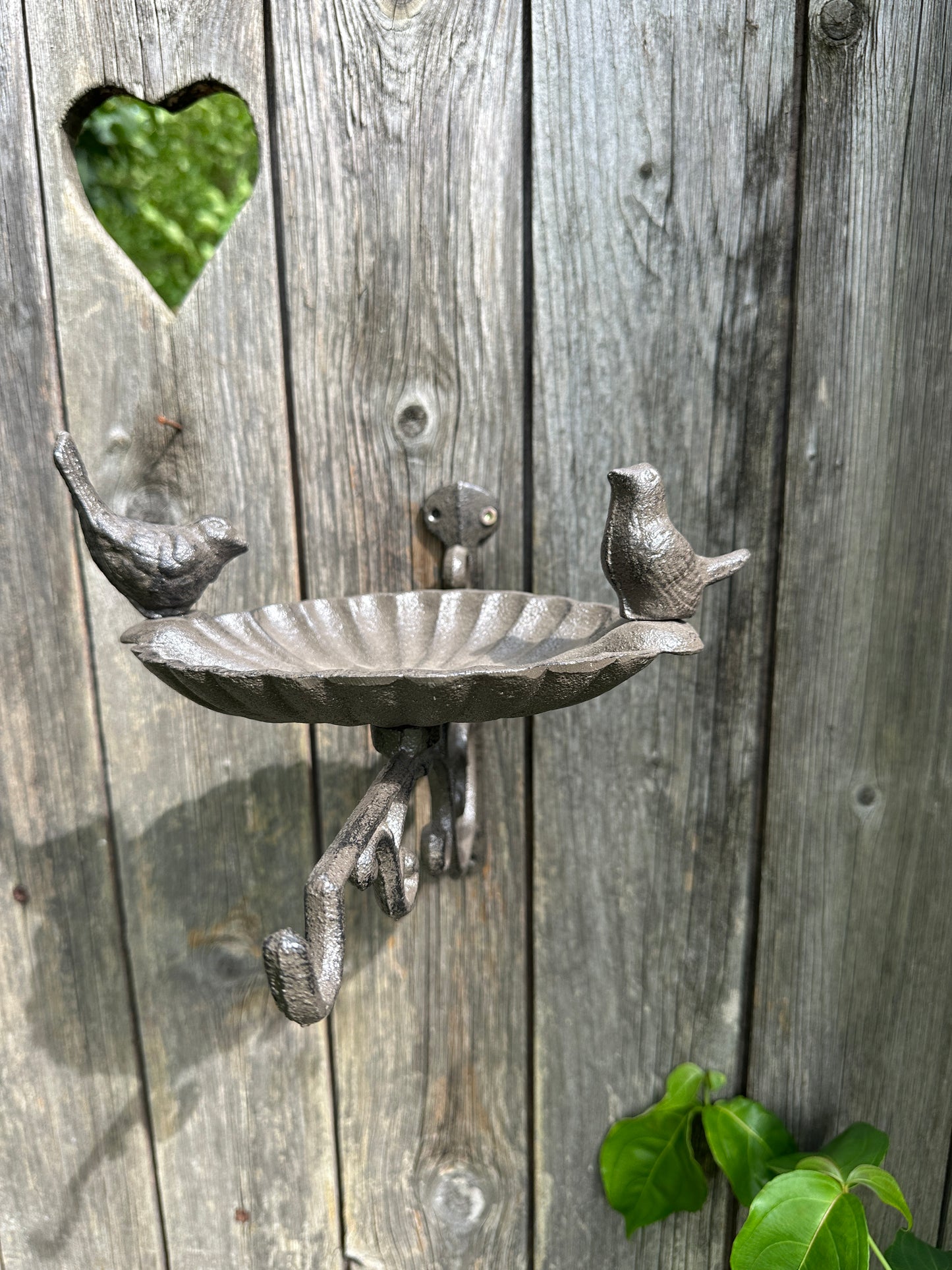 Vogelfutterhalter/ Tränke mit einem hacken aus Gusseisen