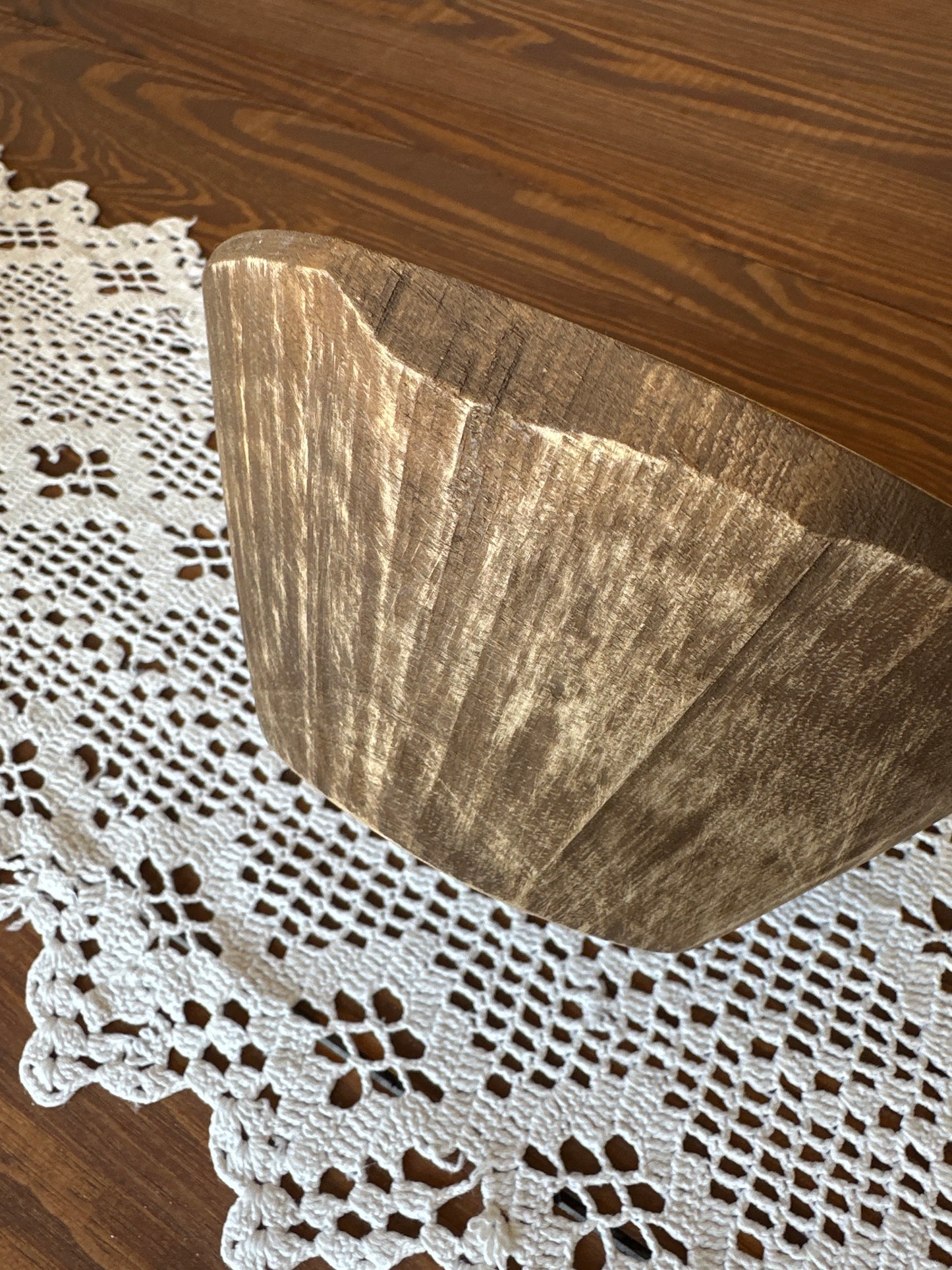 Handgeschnitzte Schale aus einem Stück Holz, klein.                       Zur Aufbewahrung und Dekoration.                           Durchmesser: 17cm.