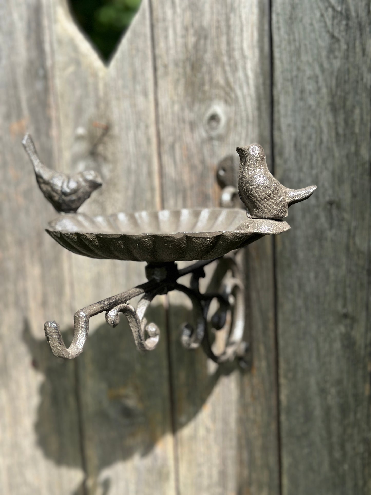 Vogelfutterhalter/ Tränke mit einem hacken aus Gusseisen