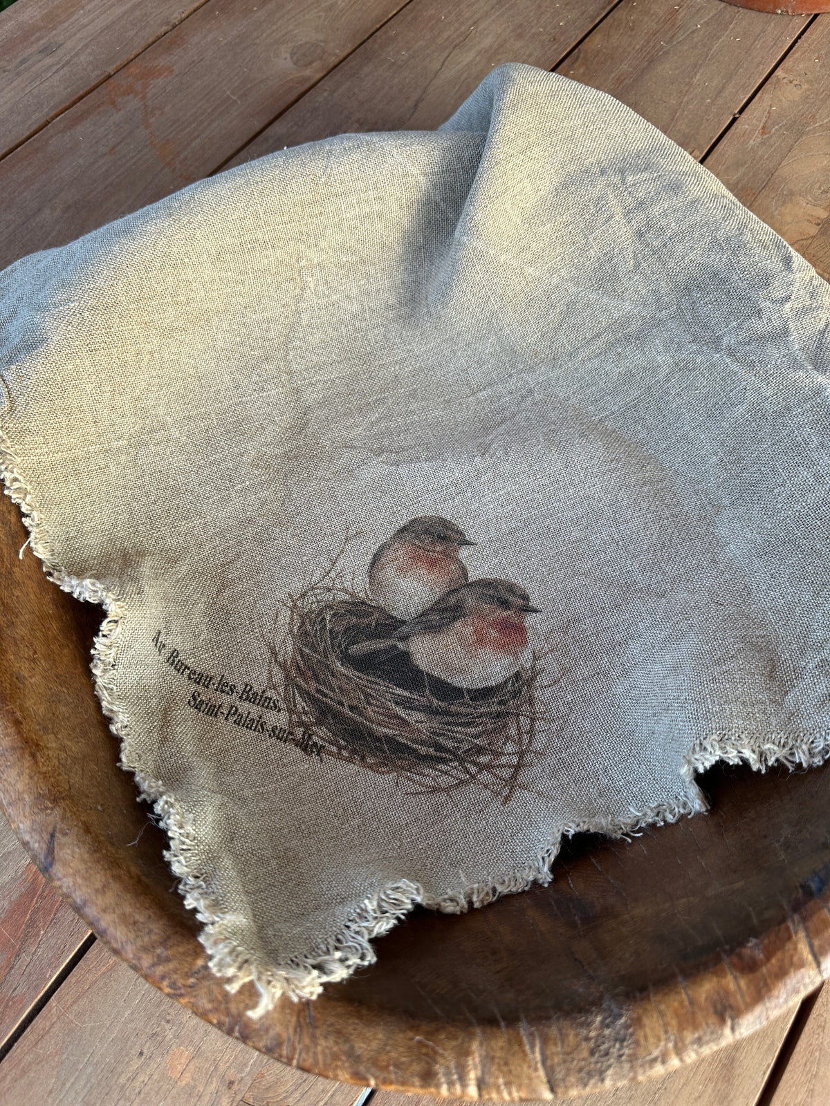 Deckchen/ Deko- Tuch mit einem Rotkehlchen Motiv, Shabby. Alle Seiten sind mit Fransen versehen.