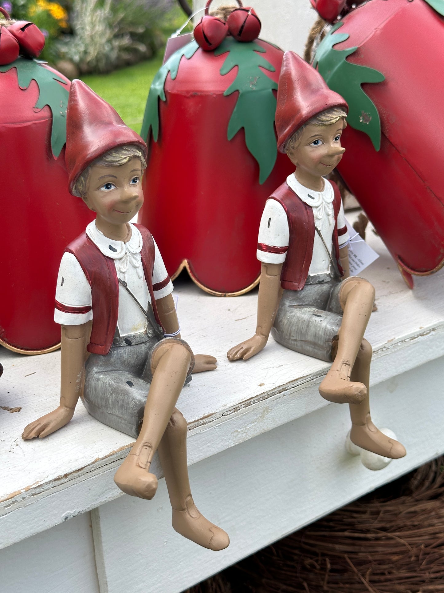 Pinocchio aus Polyresin, sitzend 23 cm