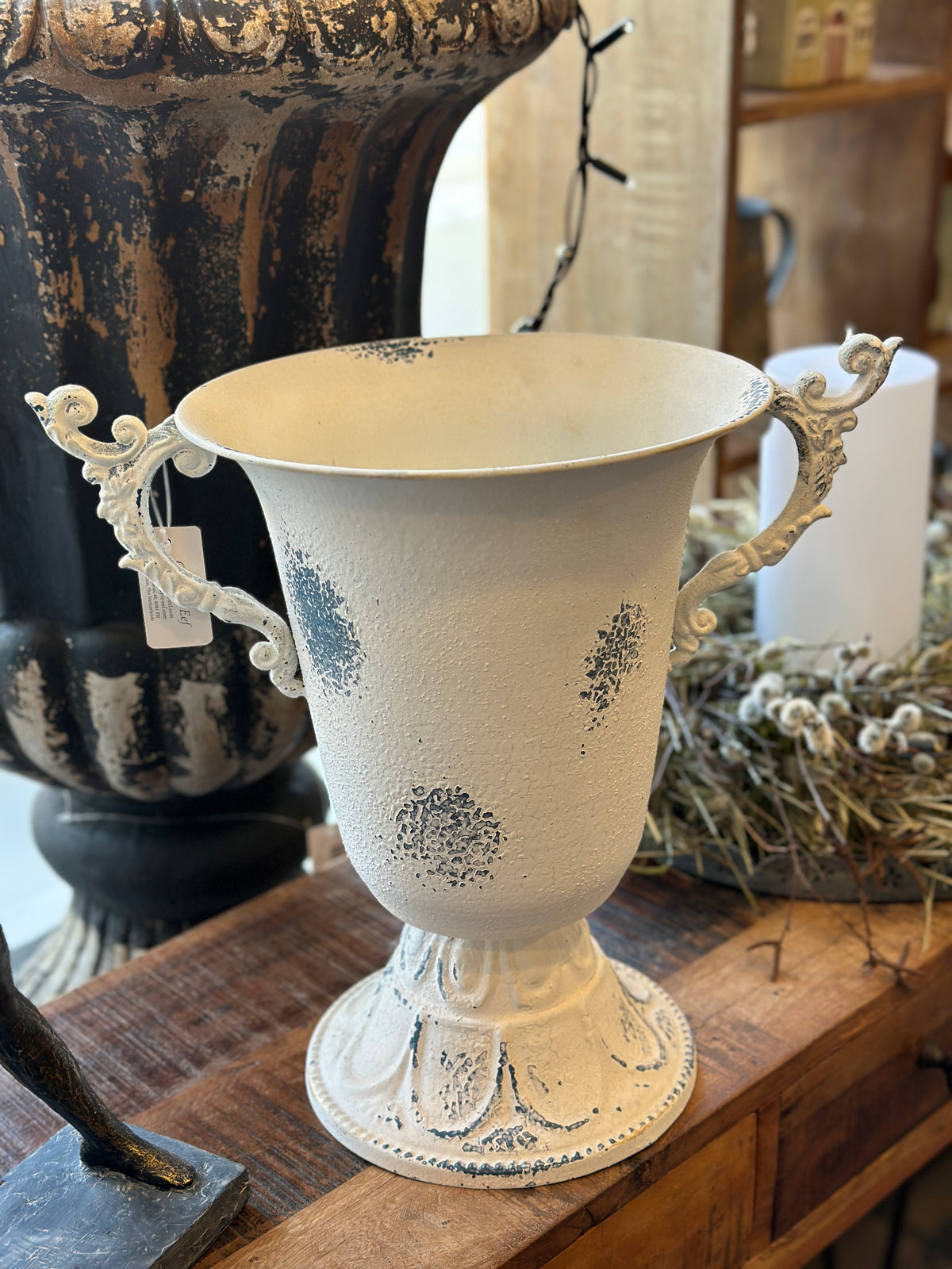 Vase aus Metall, Shabby  H: 34x24,5x36 cm.
