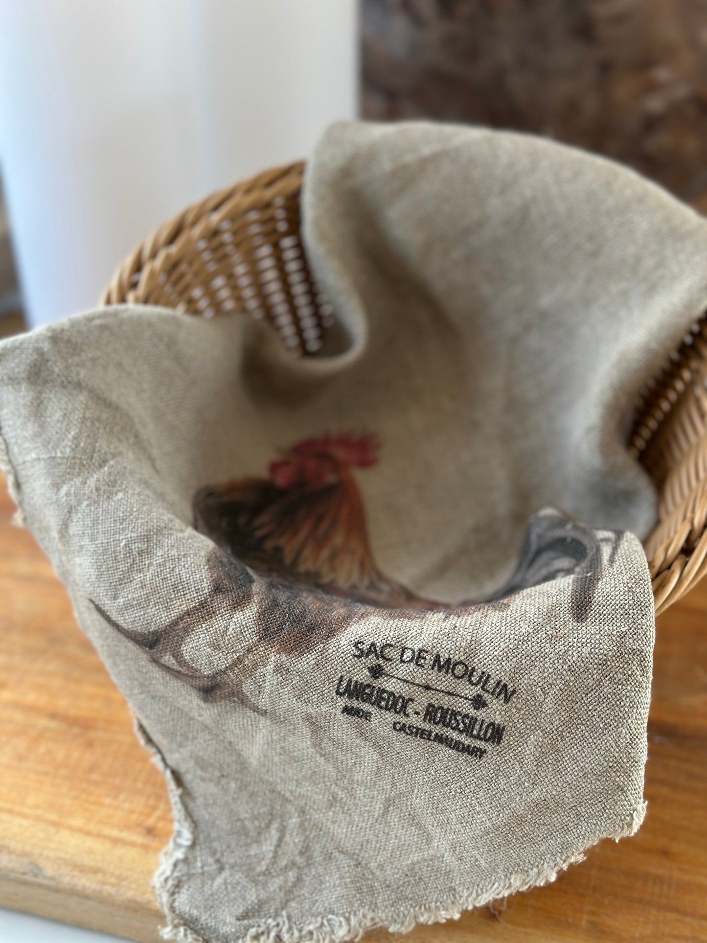 Deckchen/ Deko- Tuch mit einem Hahn Motiv,Shabby, alle Seiten mit Fransen versehen.