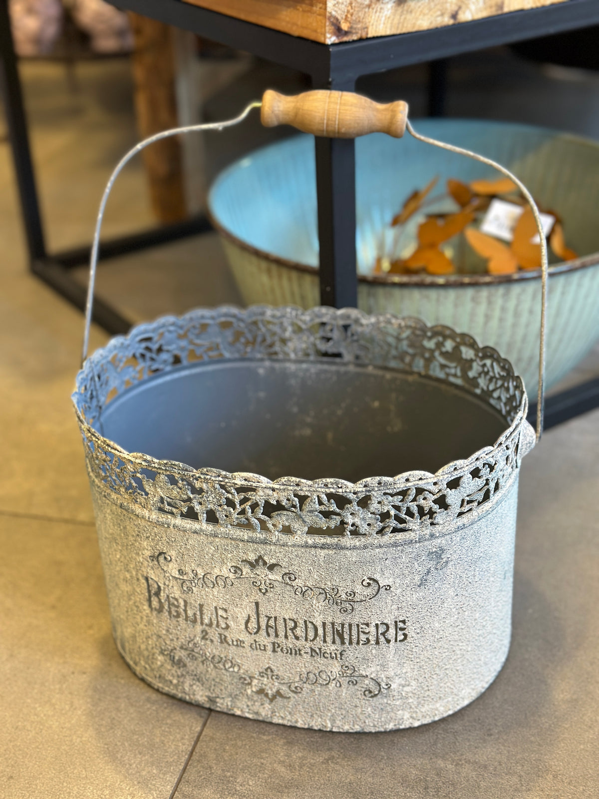 Eimer, Shabby aus Metall mit einem Holzgriff