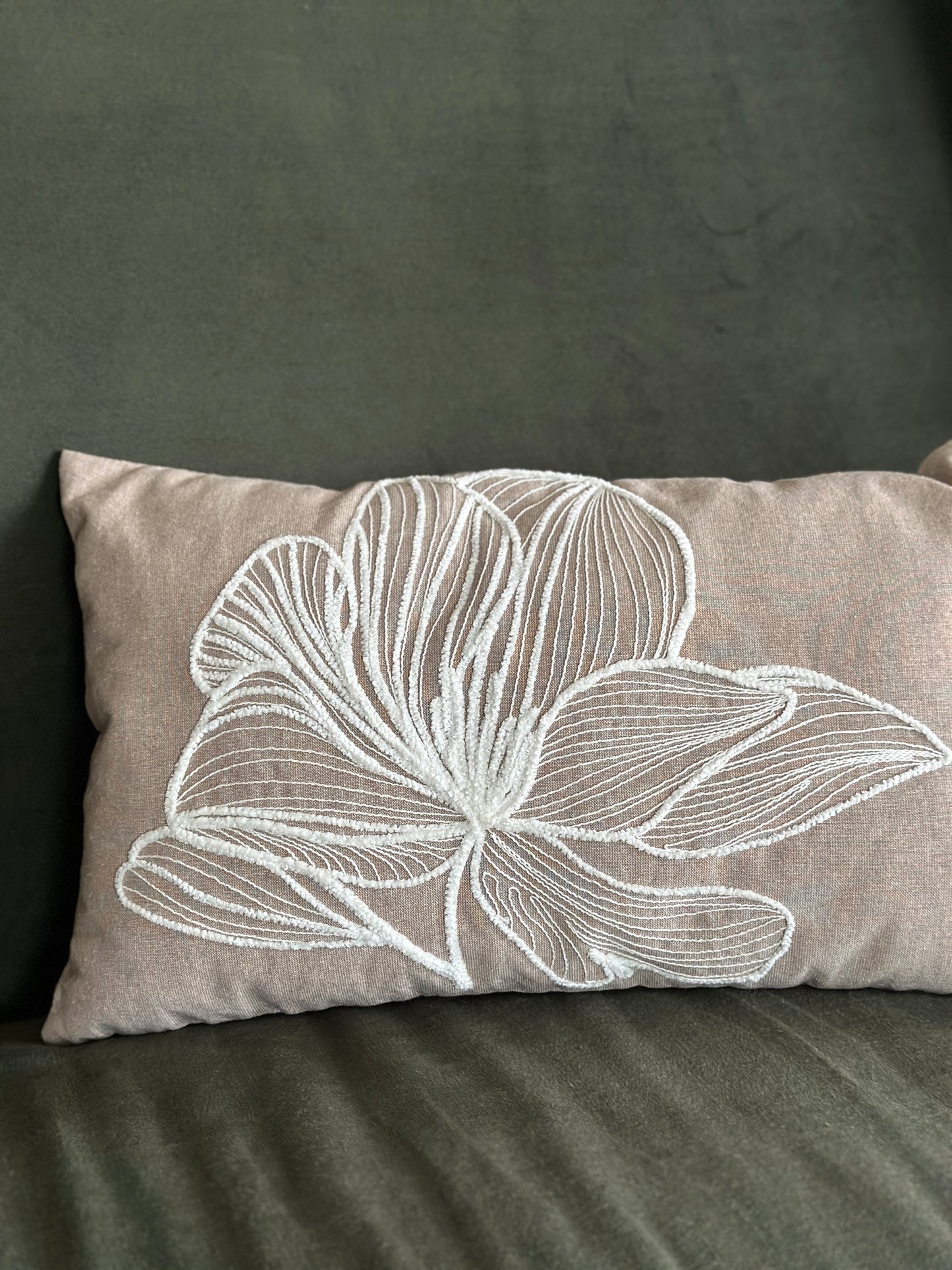 Kissen, bestickt mit einem floralen Muster, 30x50cm.