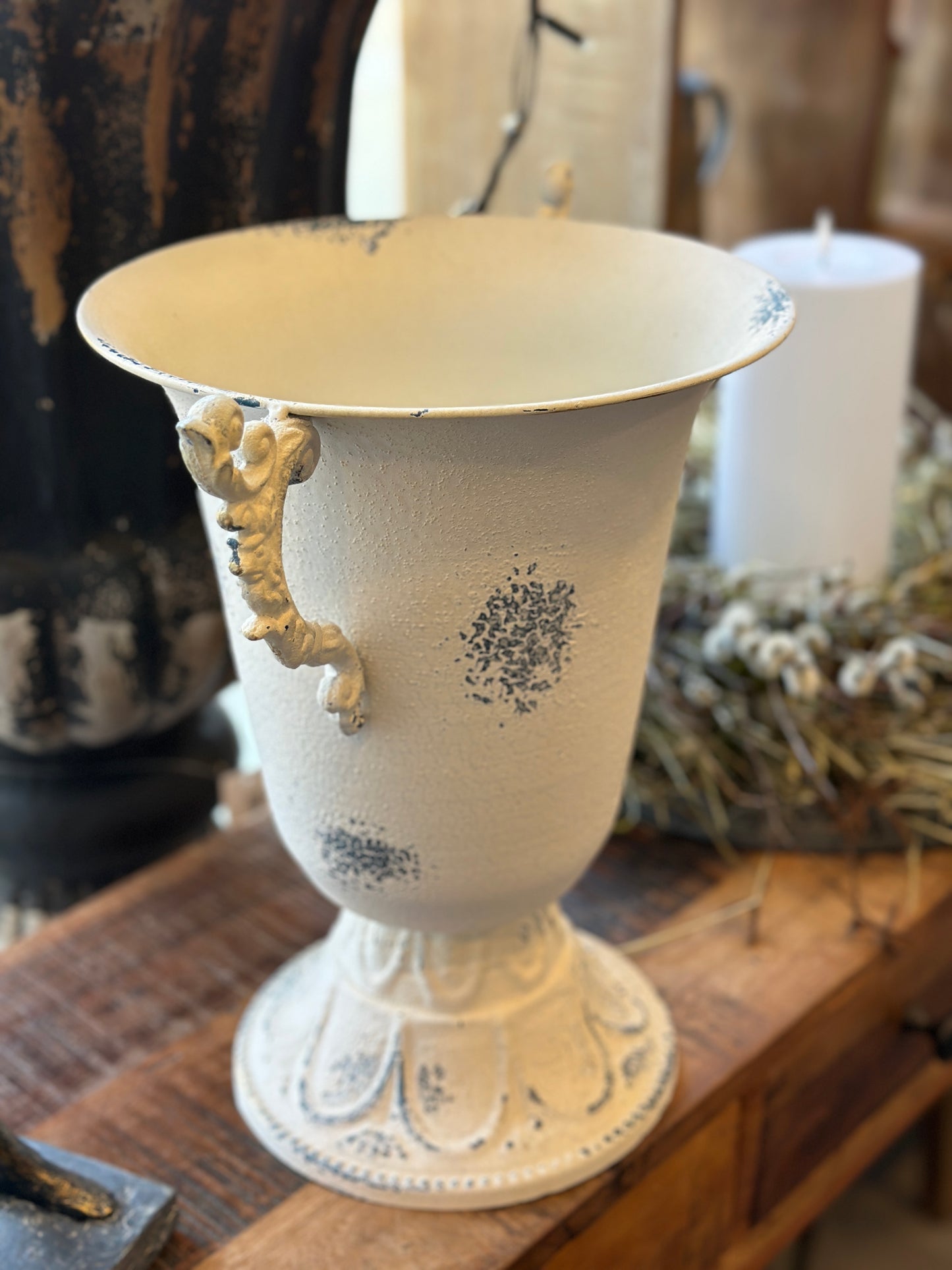 Vase aus Metall, Shabby  H: 34x24,5x36 cm.