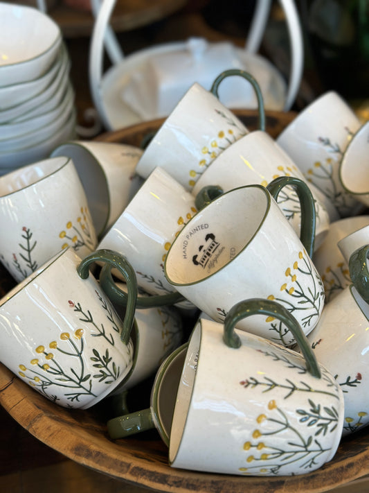 Becher mit handbemalten Blumenmuster. Mikrowellen- als auch Spülmaschinengeeignet.