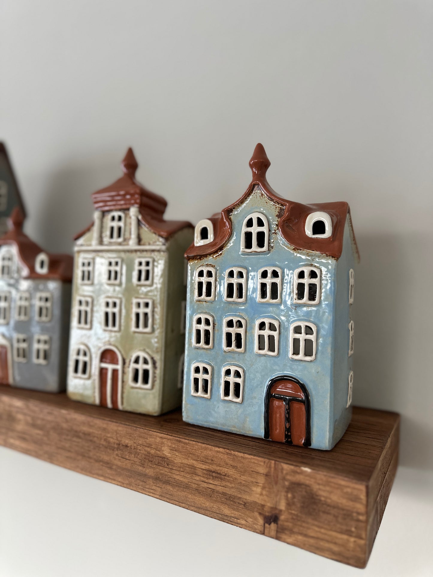 Haus aus Keramik blau/braun/weiß