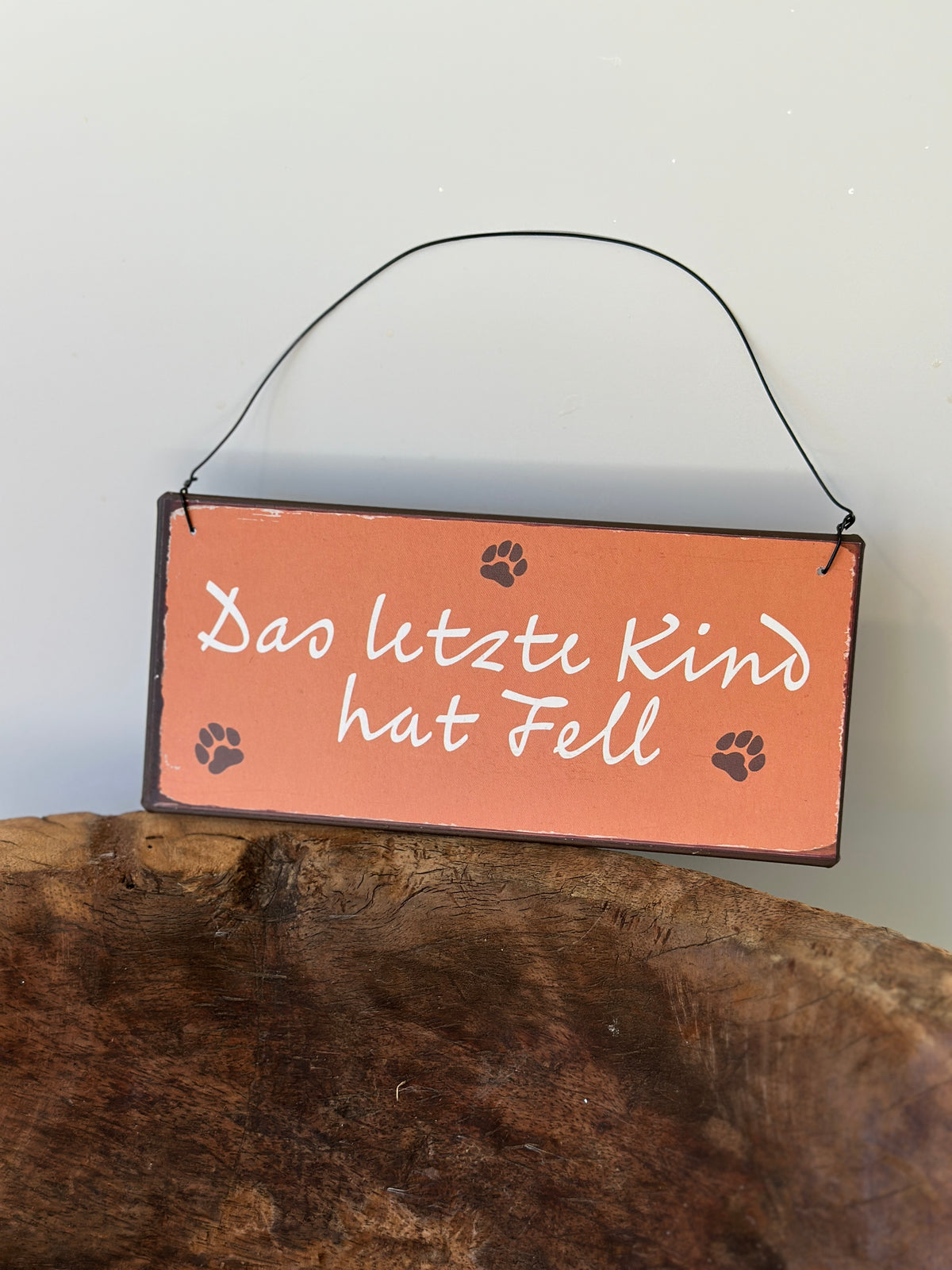 Schild aus Metall zum anhängen.