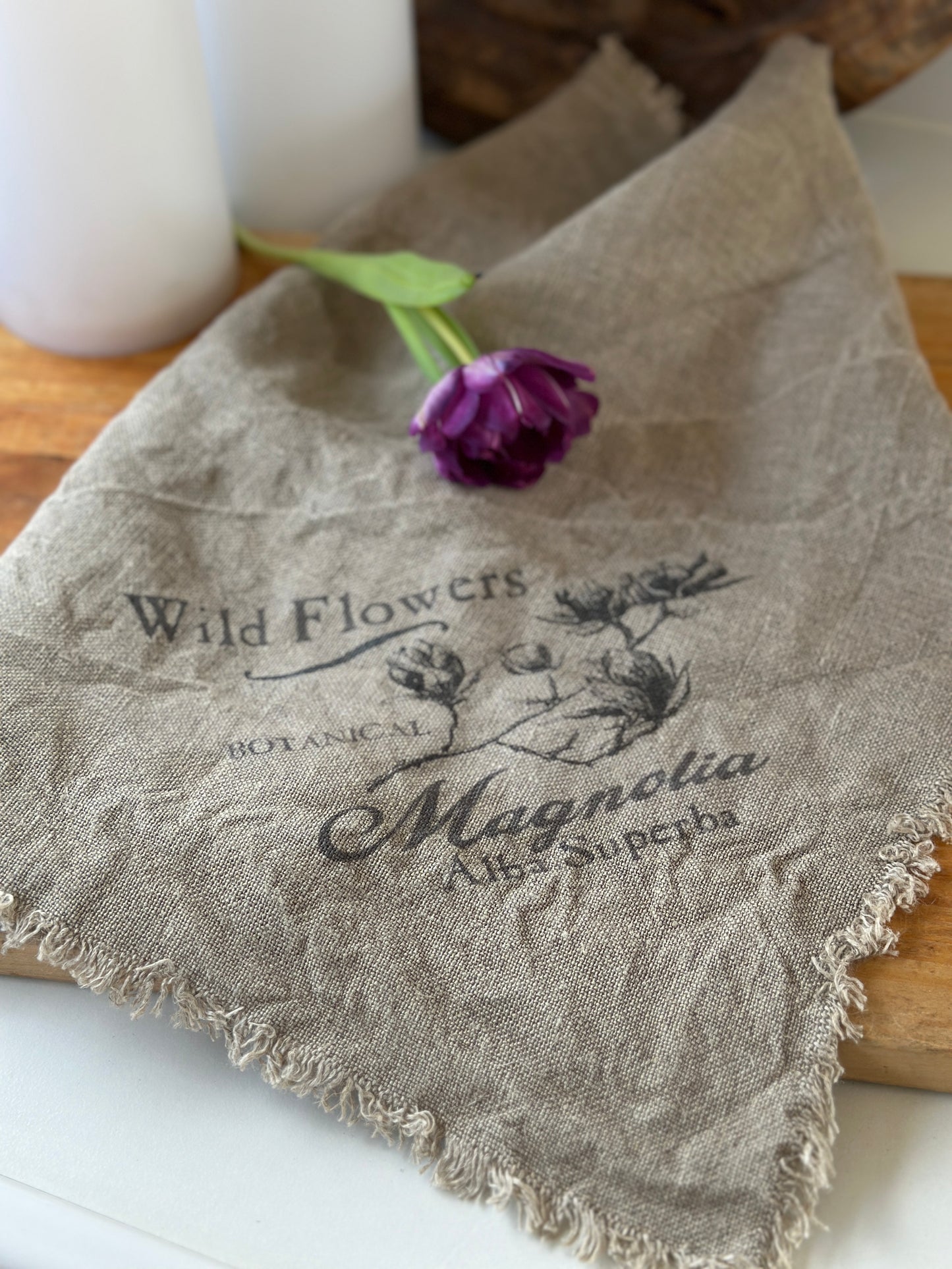 Deckchen/ Deko- Tuch mit einem Wild  Flowers Motiv, Shabby, alle Seiten mit Fransen versehen.