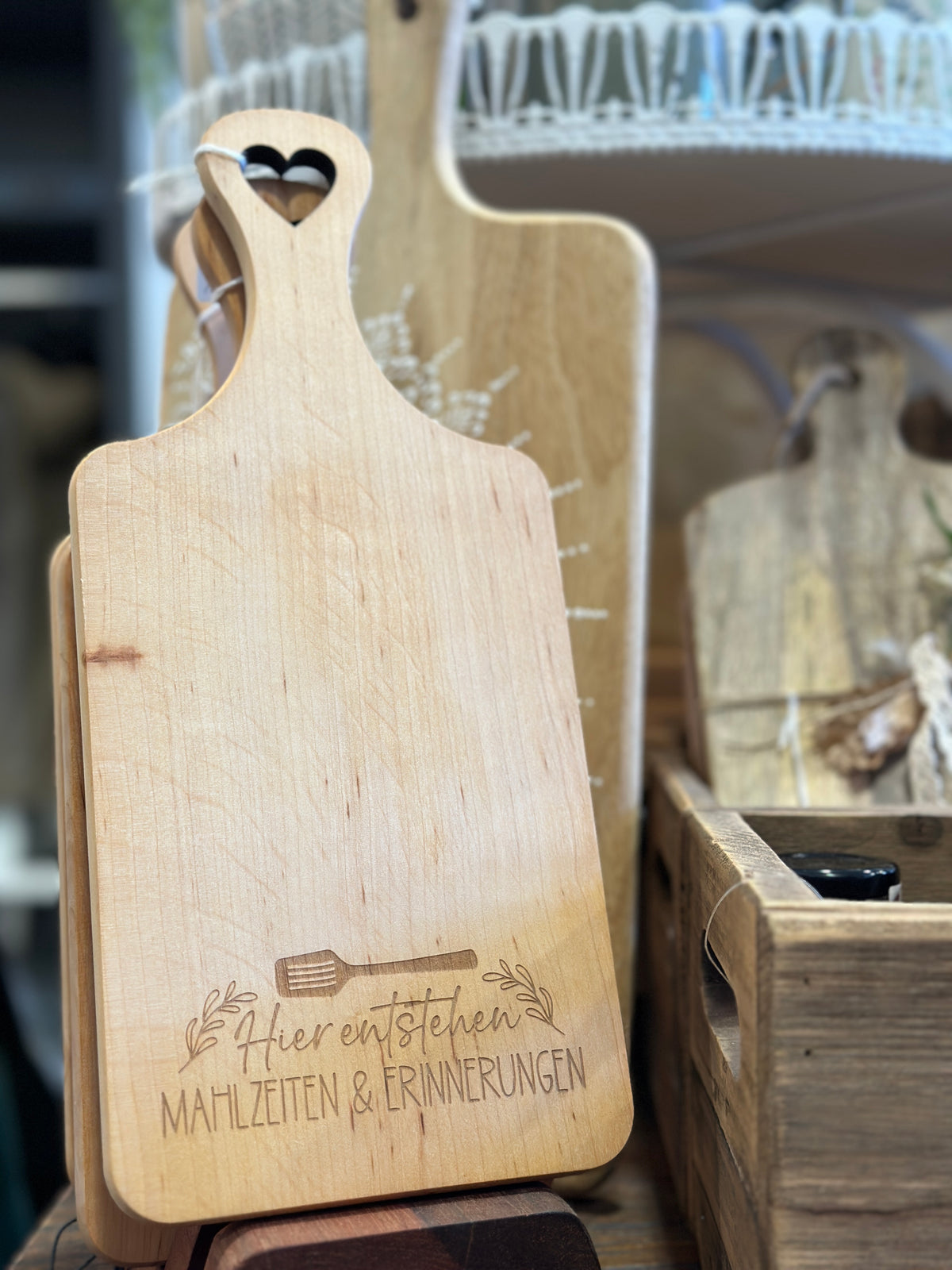 Holzbrett, hier entstehen Mahlzeiten & Erinnerungen. Mit Text und Herzchen
