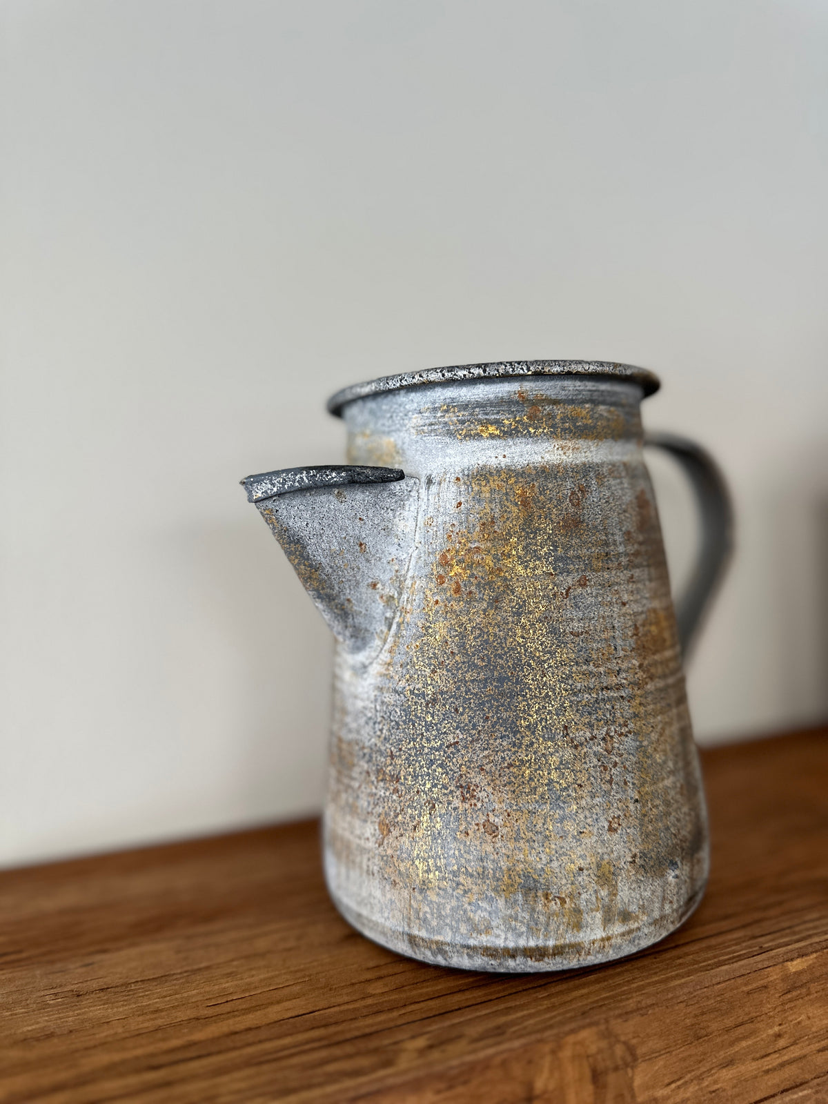 Krug aus Metall