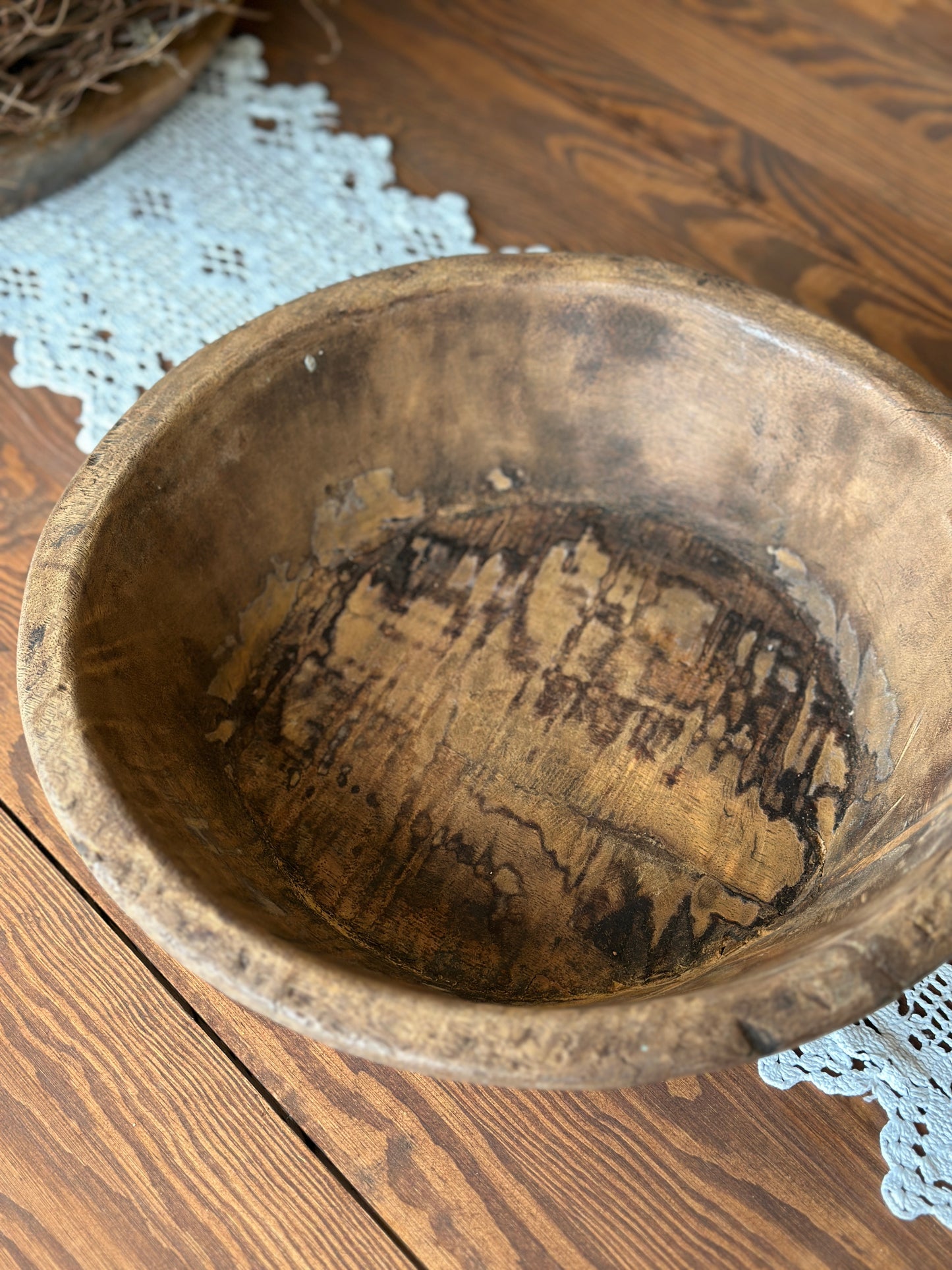 Handgeschnitzte Schale aus einem Stück Holz.                        Zur Aufbewahrung und Dekoration.                  Durchmesser 34cm.