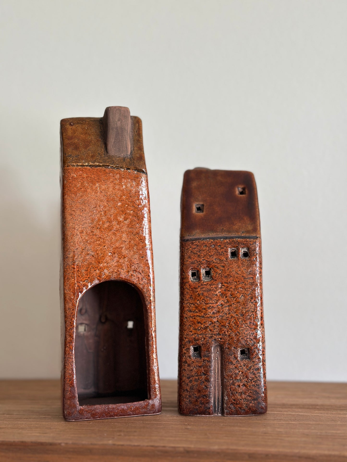 Haus aus Keramik mit einem braun-kupferfarbenen Dach, groß H: 18,5cm.