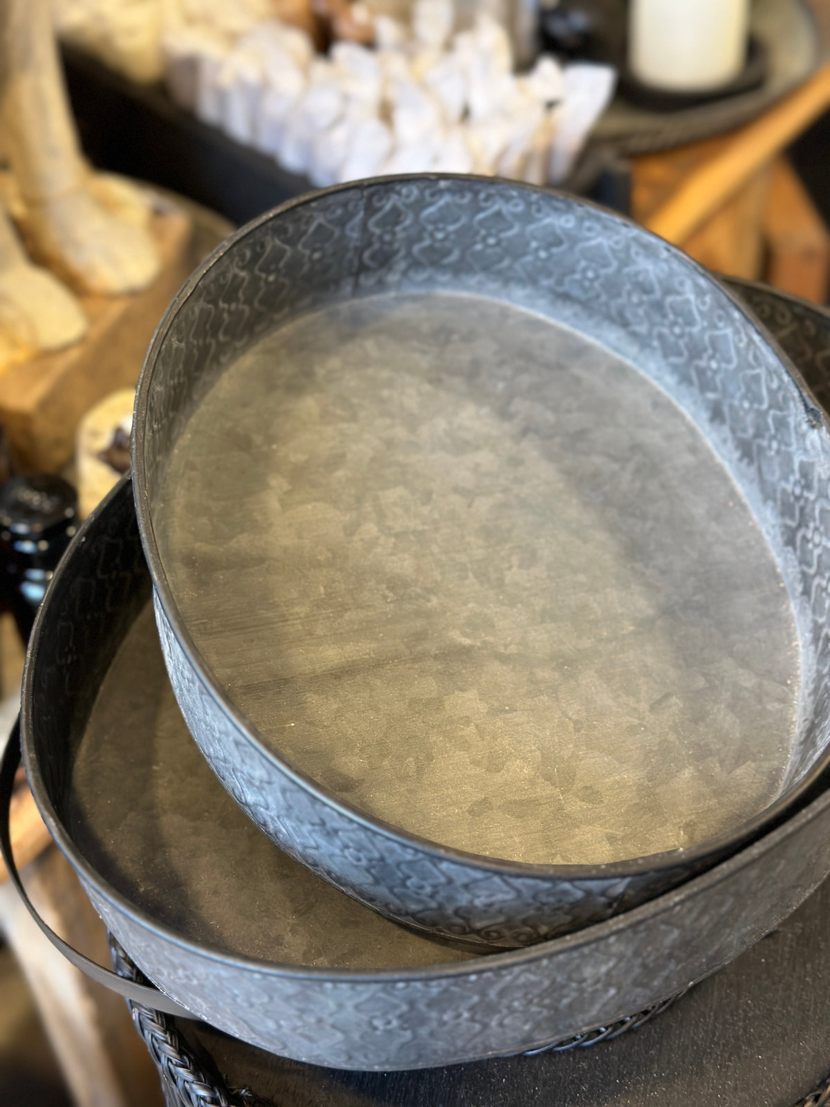 Deko Tablett mit einem Muster aus Metall, groß