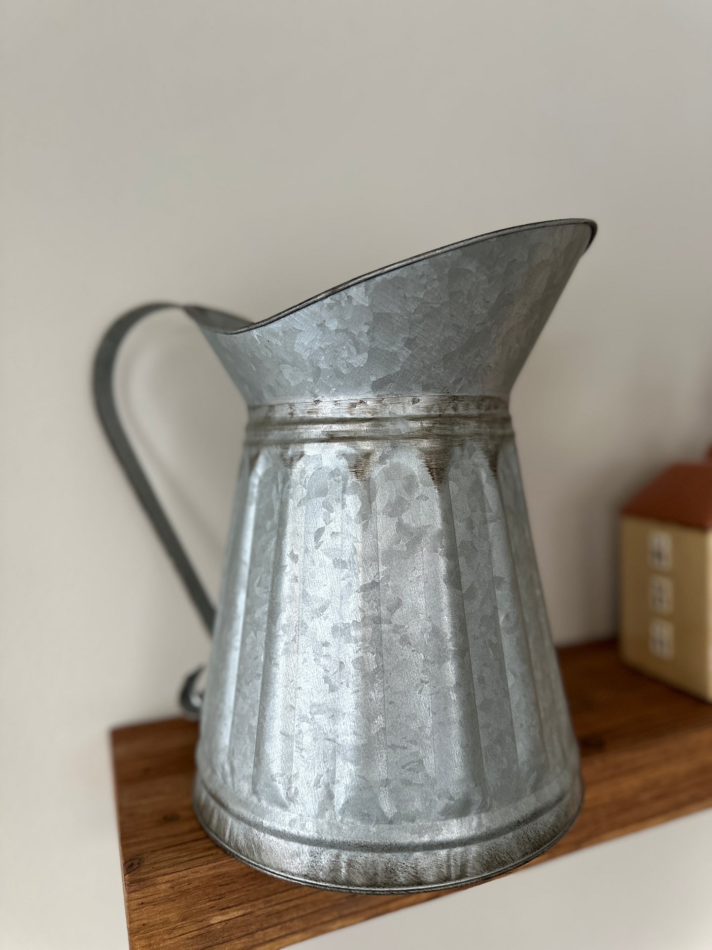 Krug/ Dekorativer grauer Krug aus Metall