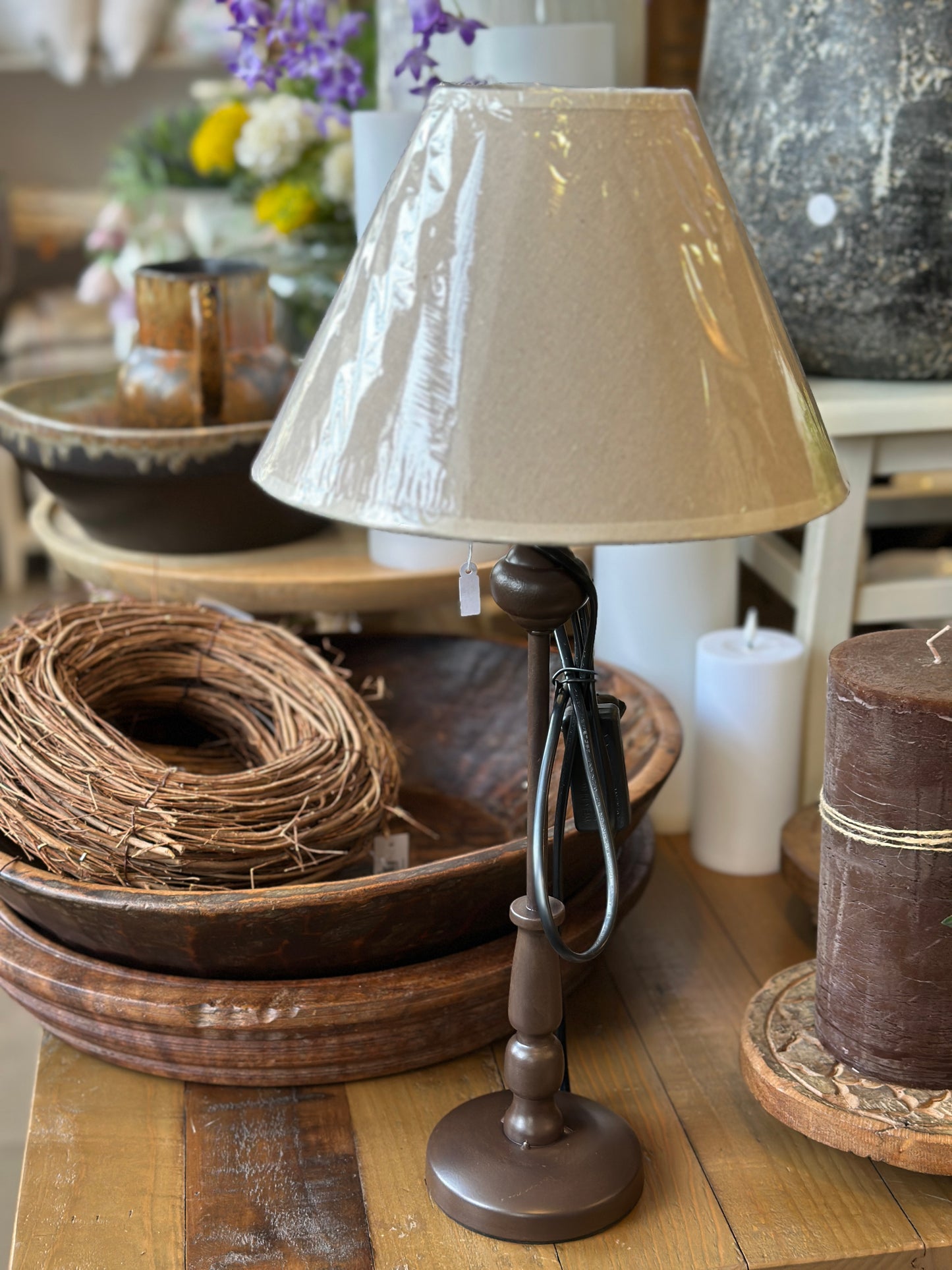 Lampe mit einem Lampenschirm, beige