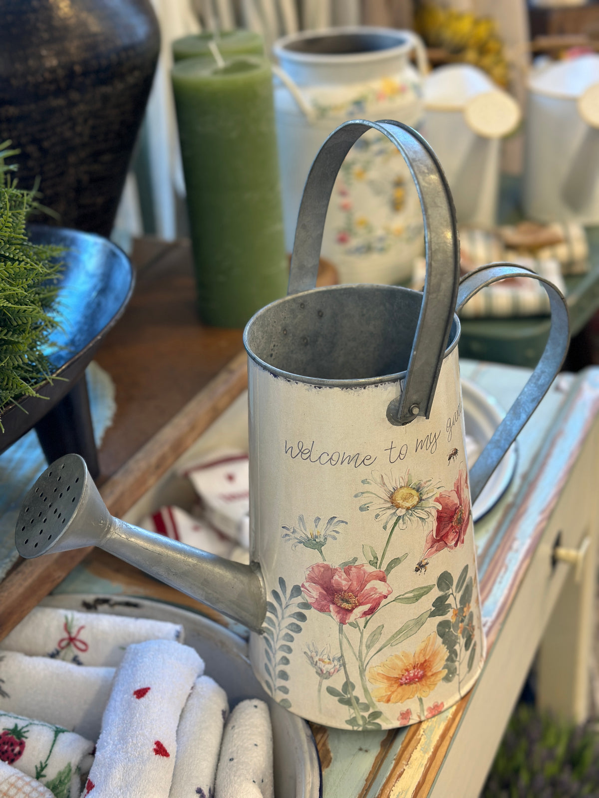Deko Kanne mit floralen Blumen Motiv aus Metall