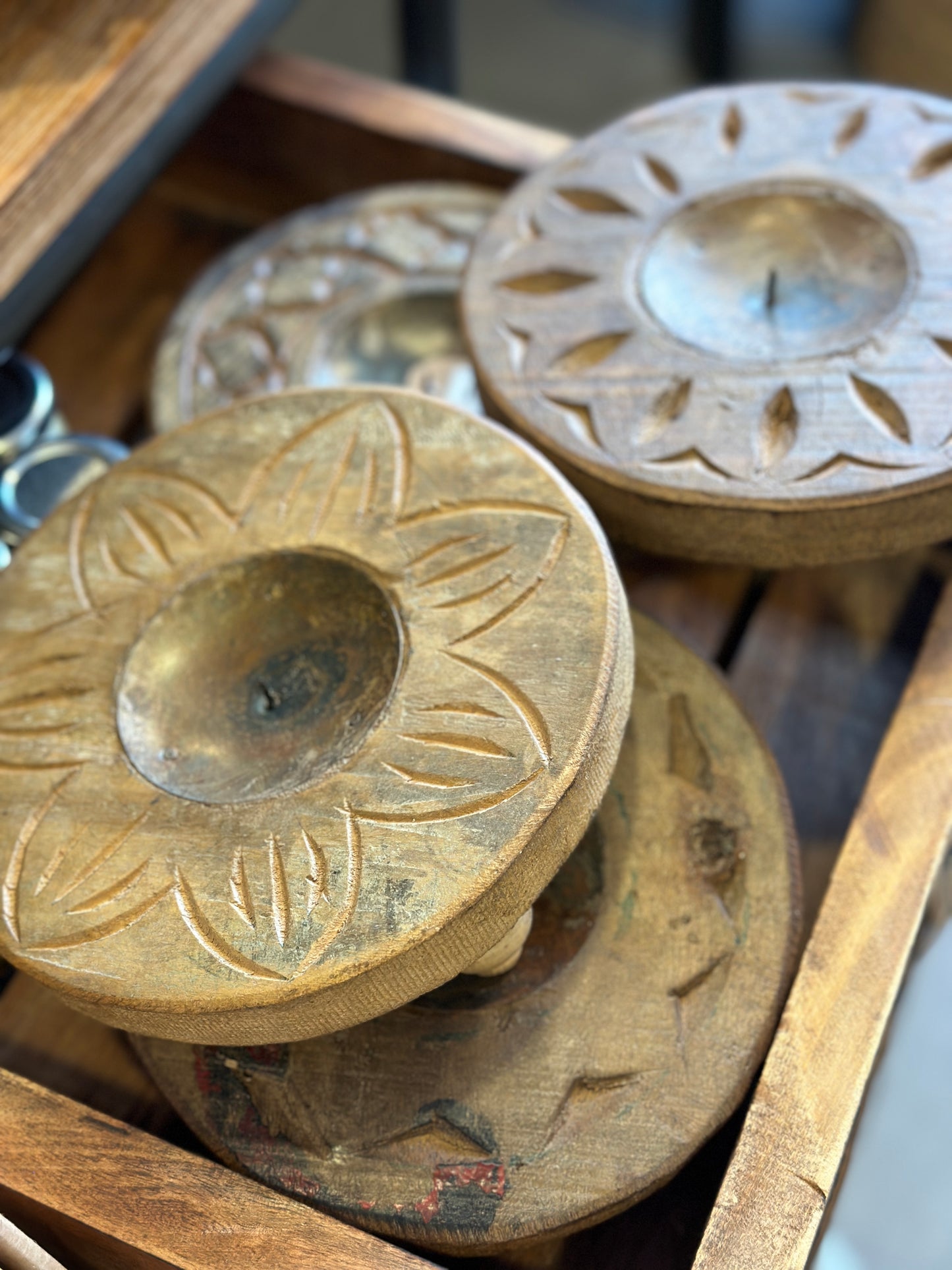 Kerzenhalter aus recyceltem Holz mit verschiedenen Motiven mit kleinen Füßen