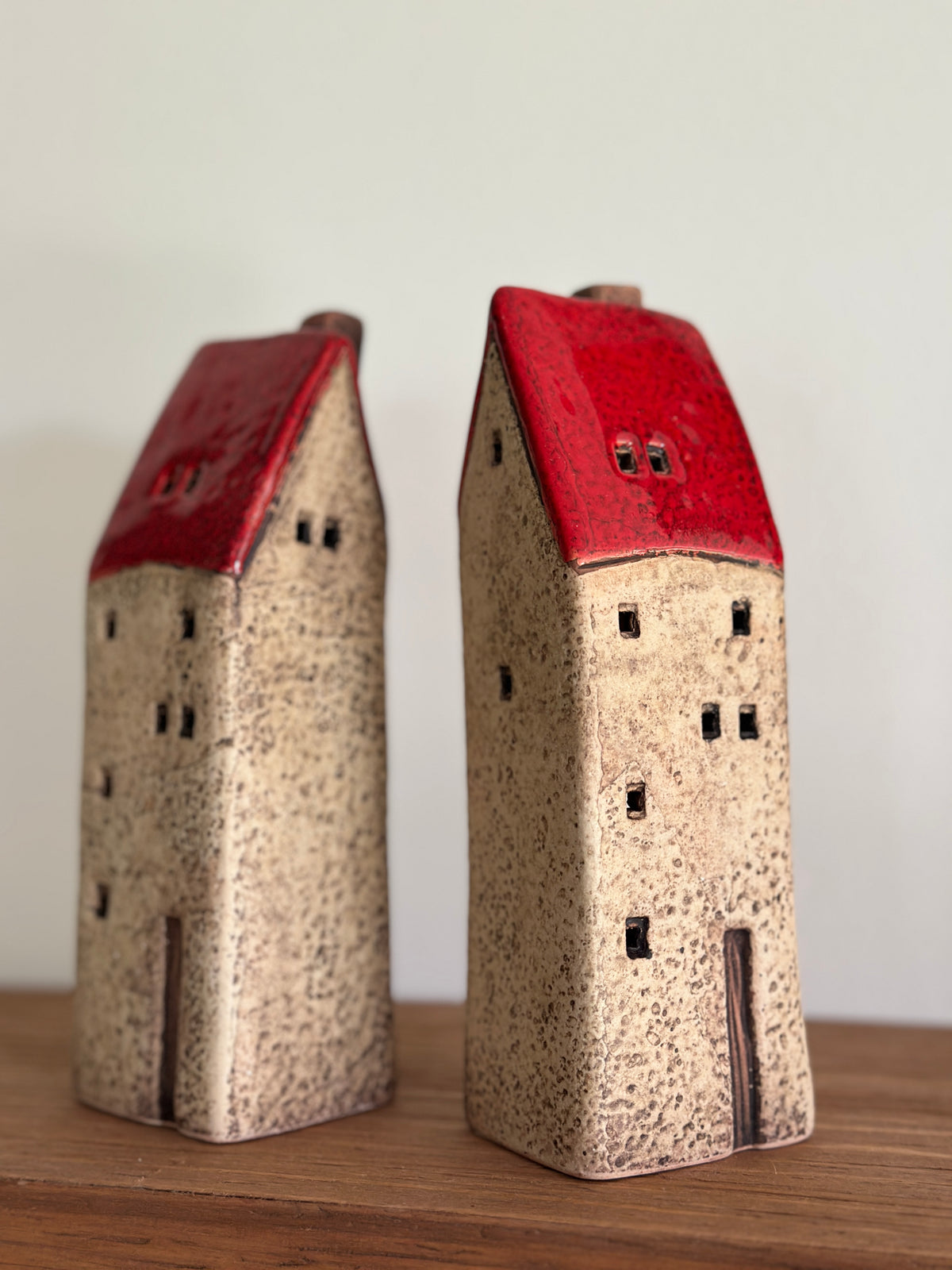 Haus aus Keramik mit einem roten Dach. H:18,5 cm.