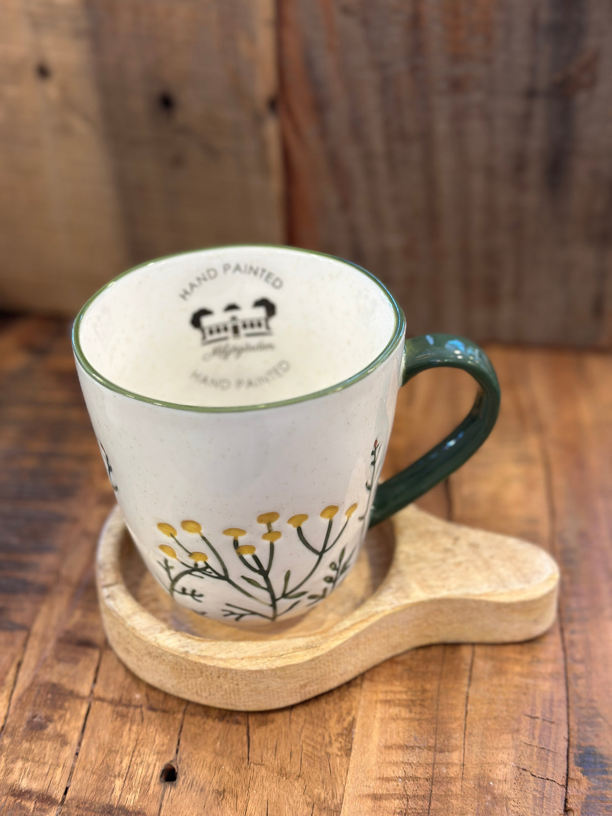 Becher mit handbemalten Blumenmuster. Mikrowellen- als auch Spülmaschinengeeignet.