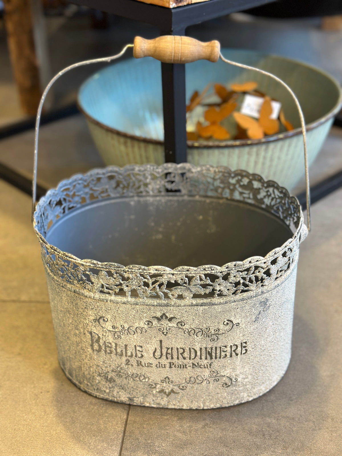 Eimer, Shabby aus Metall mit einem Holzgriff