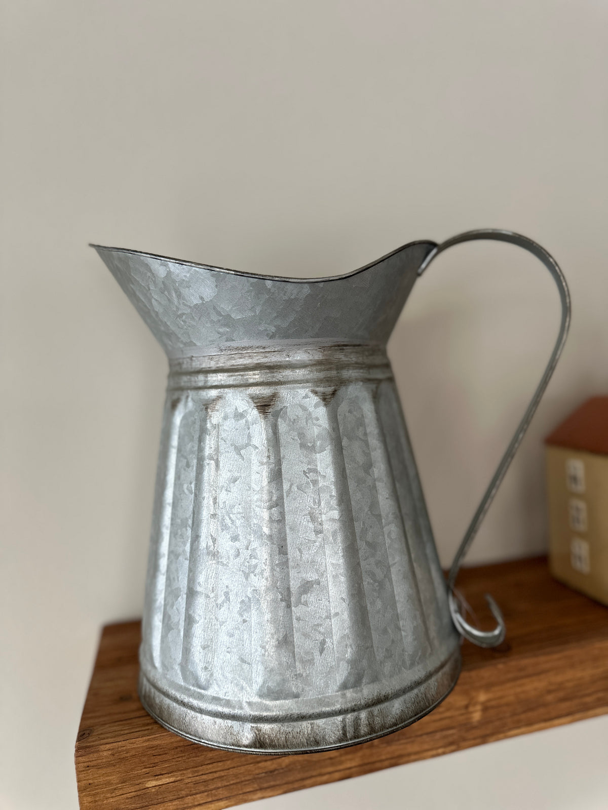 Krug/ Dekorativer grauer Krug aus Metall