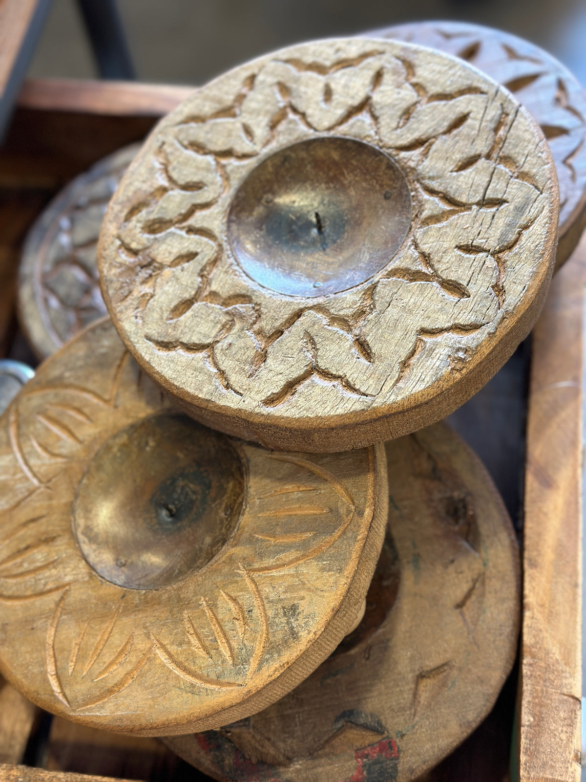 Kerzenhalter aus recyceltem Holz mit verschiedenen Motiven mit kleinen Füßen