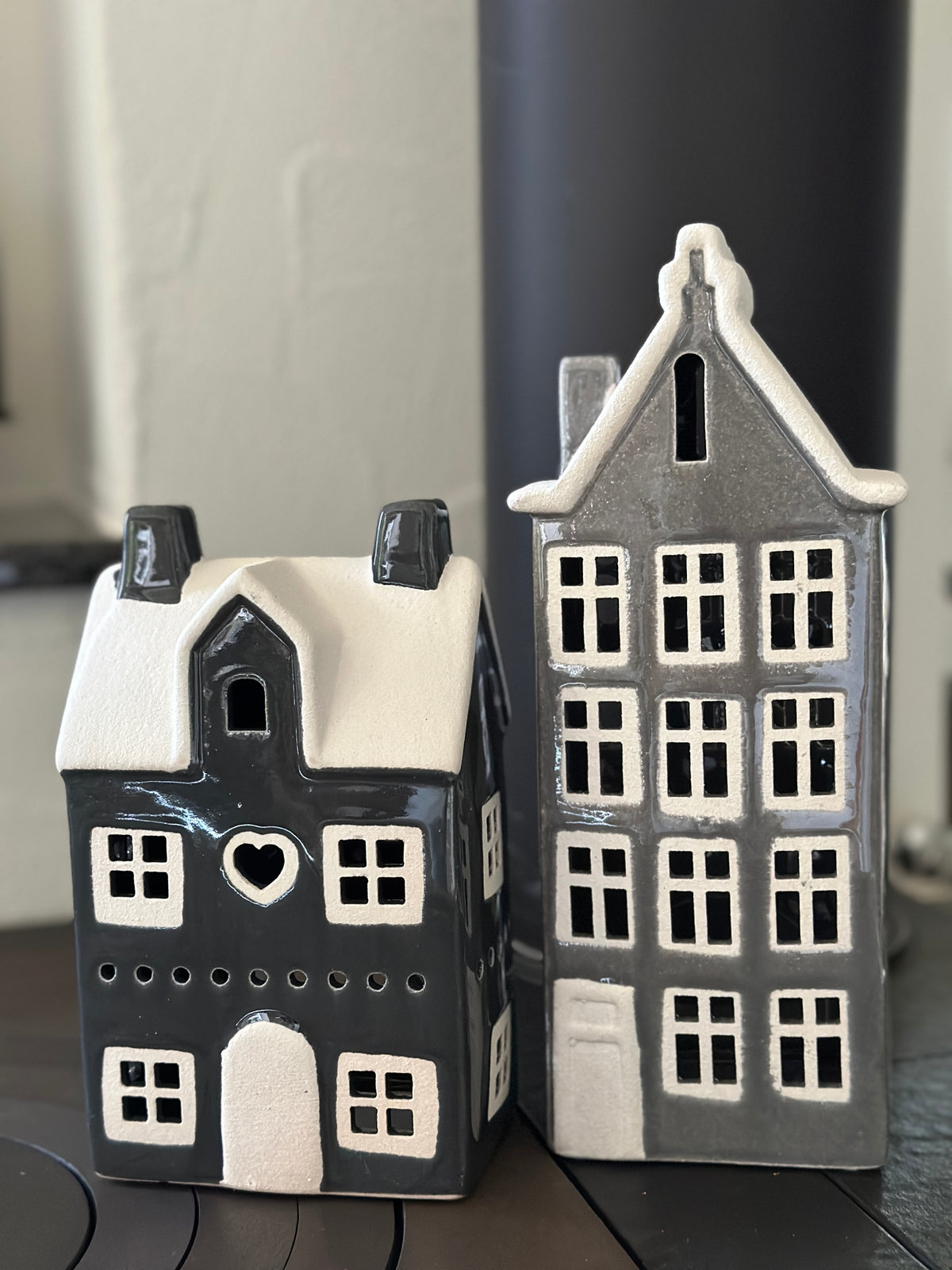 Haus aus Keramik, hell grau, für ein Teelicht oder eine Lichterkette.