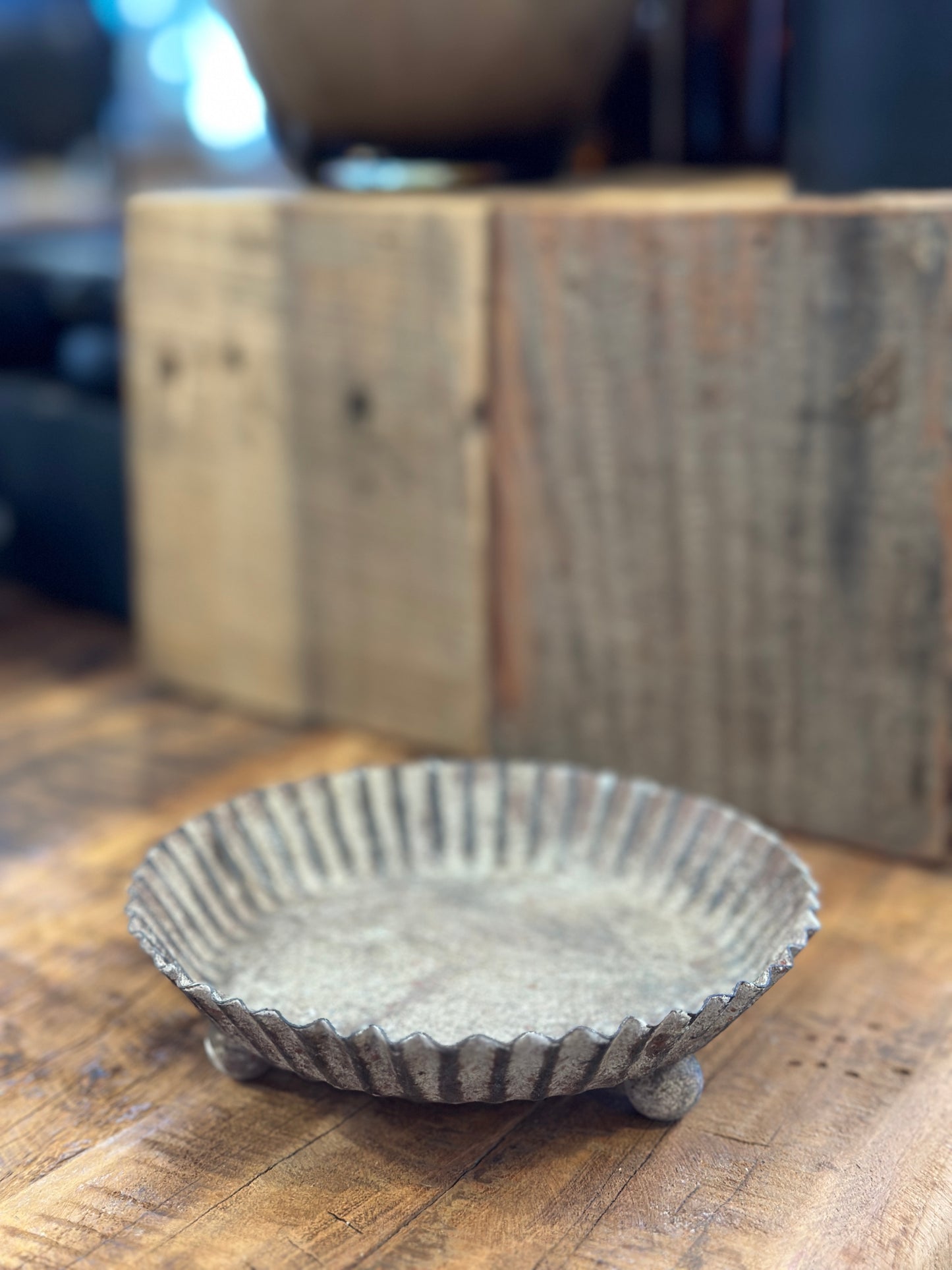 Kerzenhalter mit kleinen Füßen, Shabby aus Metall, ohne Kerze.