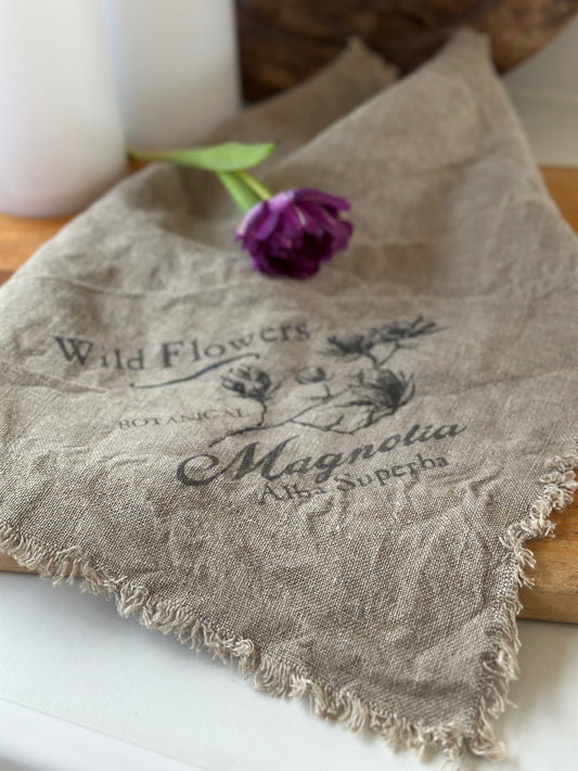 Deckchen/ Deko- Tuch mit einem Wild  Flowers Motiv, Shabby, alle Seiten mit Fransen versehen.