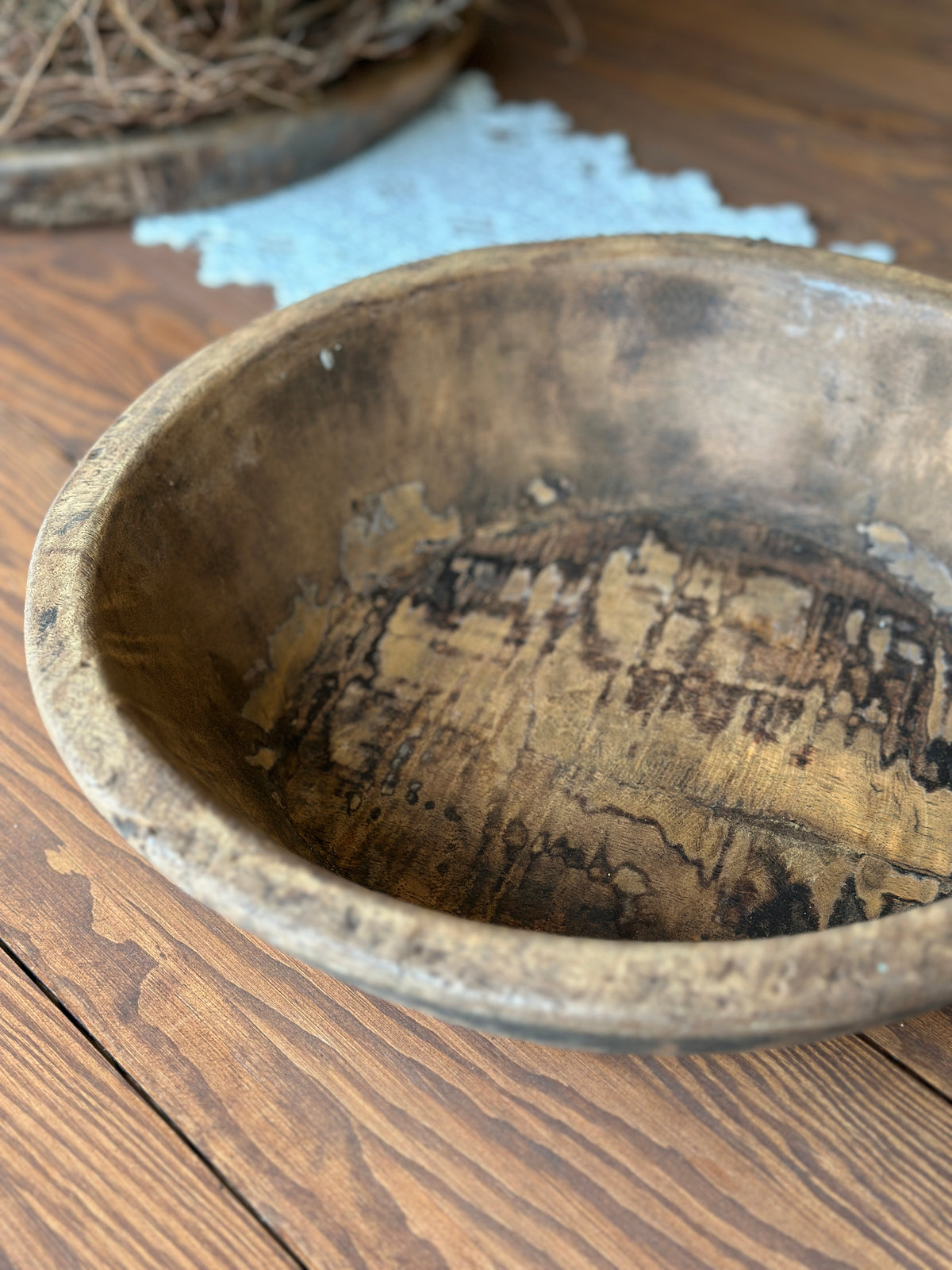 Handgeschnitzte Schale aus einem Stück Holz.                        Zur Aufbewahrung und Dekoration.                  Durchmesser 34cm.