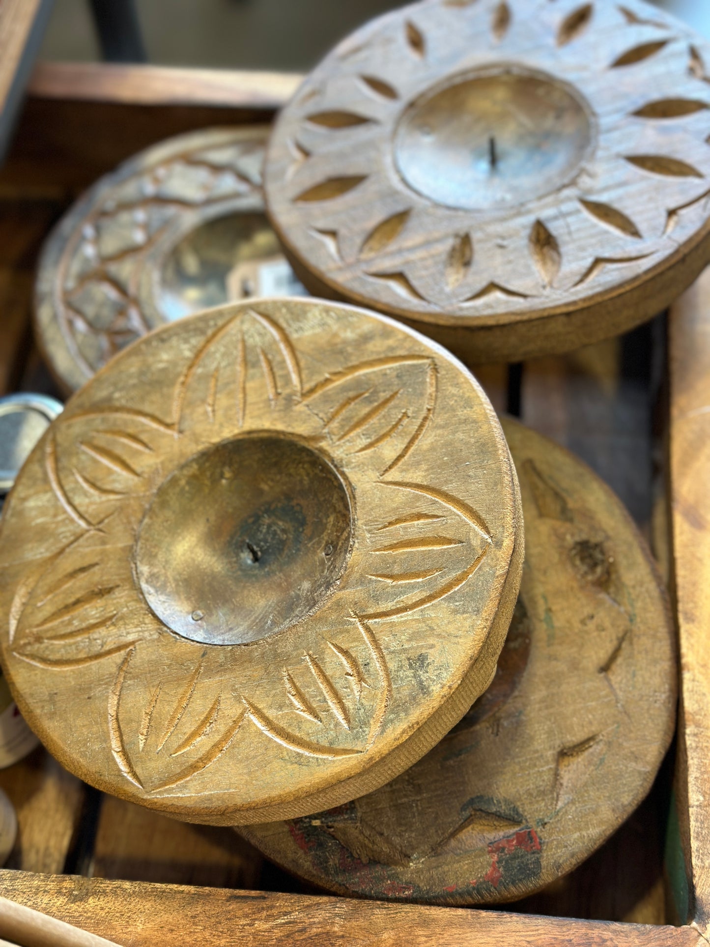 Kerzenhalter aus recyceltem Holz mit verschiedenen Motiven mit kleinen Füßen