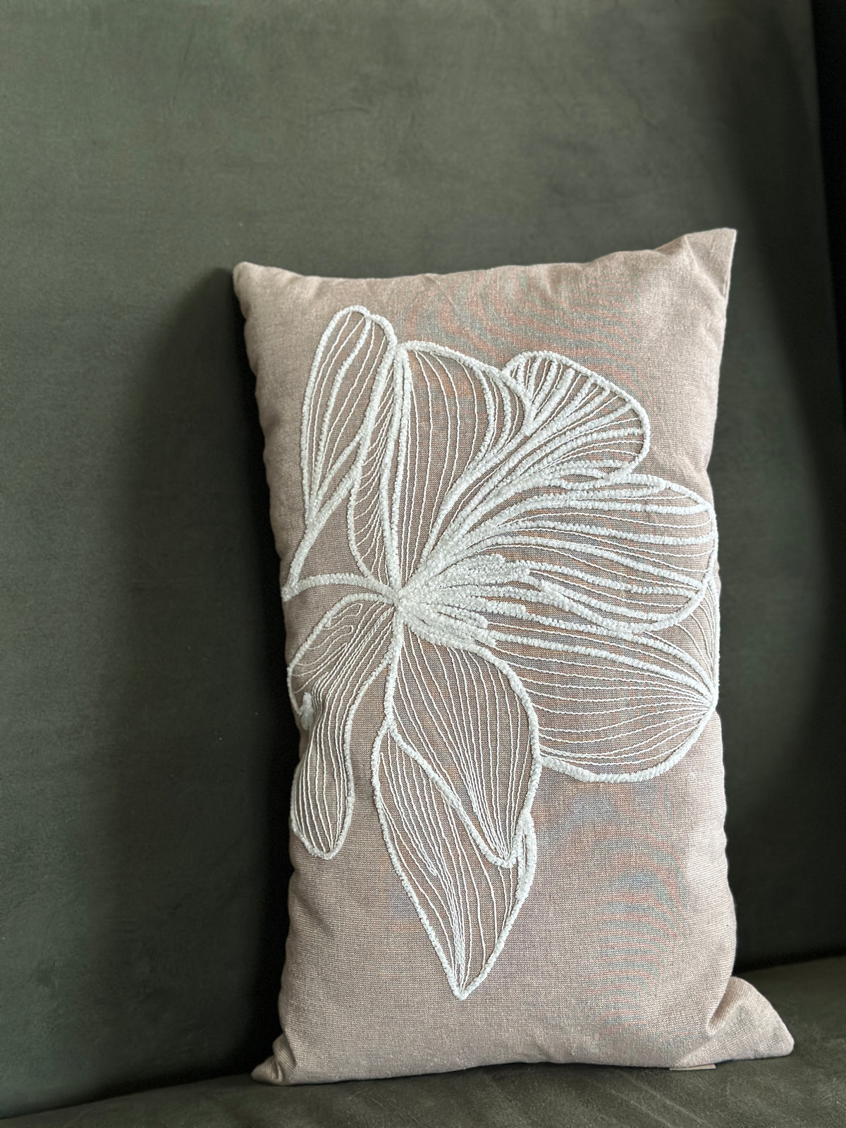Kissen, bestickt mit einem floralen Muster, 30x50cm.