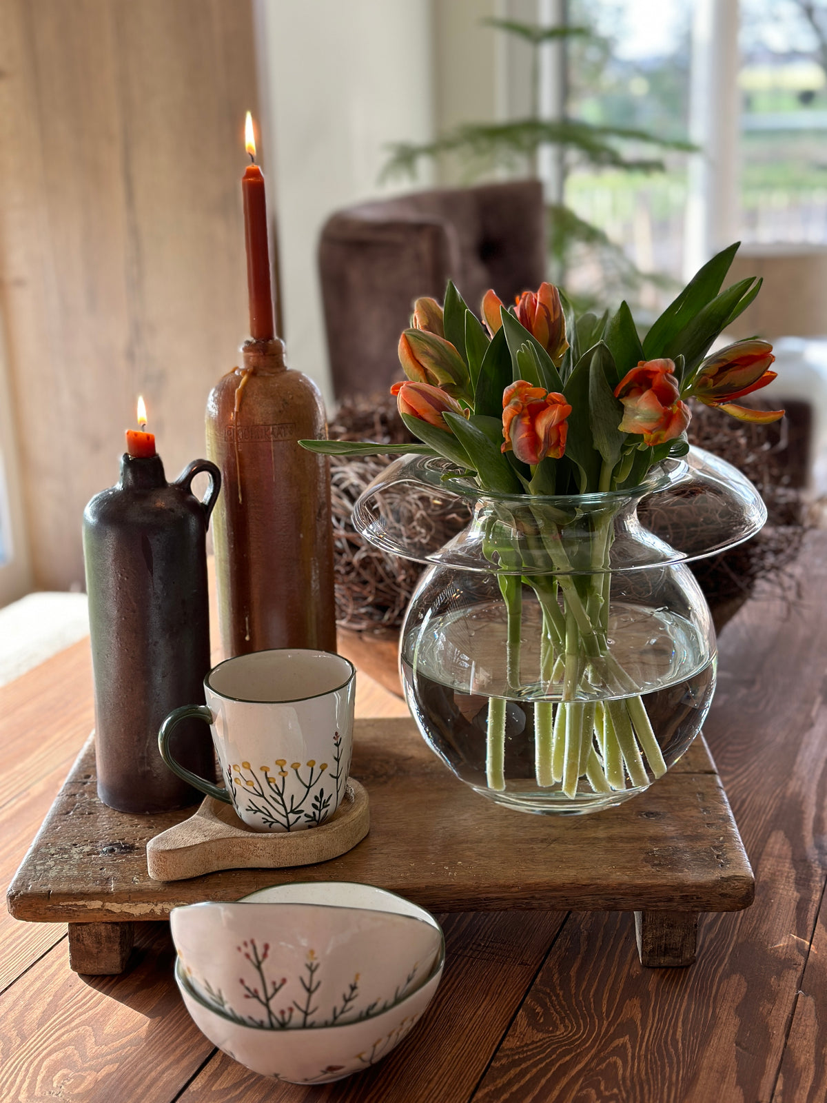 Becher mit handbemalten Blumenmuster. Mikrowellen- als auch Spülmaschinengeeignet.