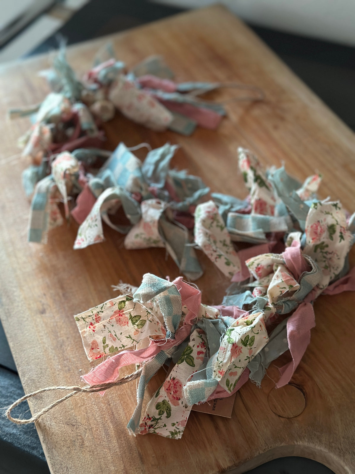 Country Spring Rag Garland, in Pastelltönen.