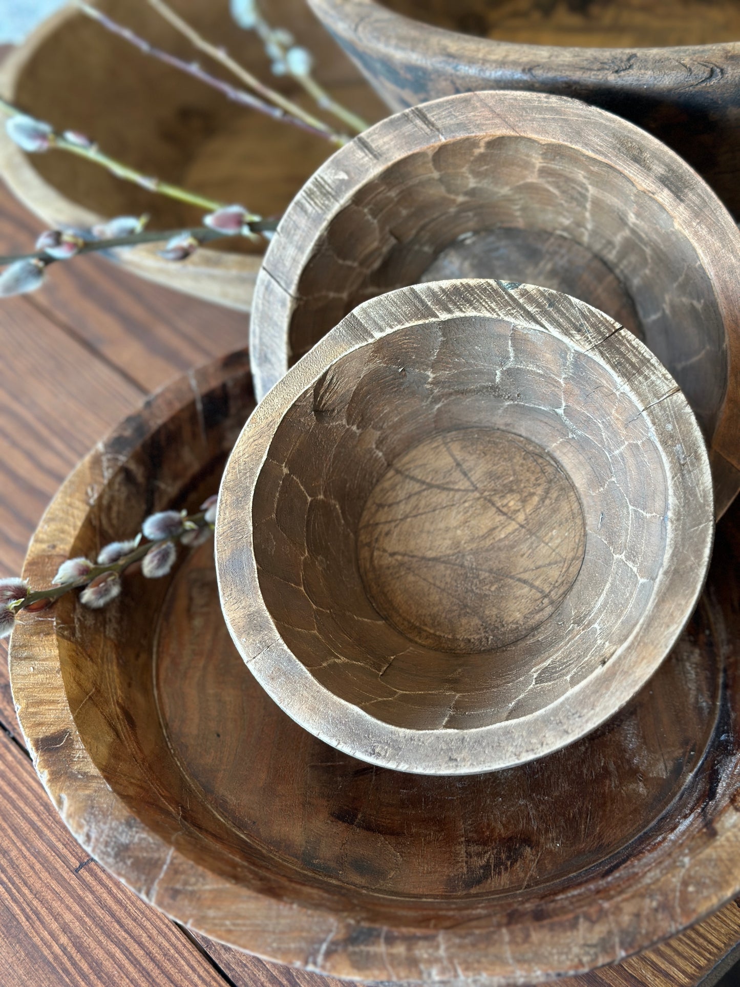 Handgeschnitzte Schale aus einem Stück Holz, klein.                       Zur Aufbewahrung und Dekoration.                           Durchmesser: 17cm.