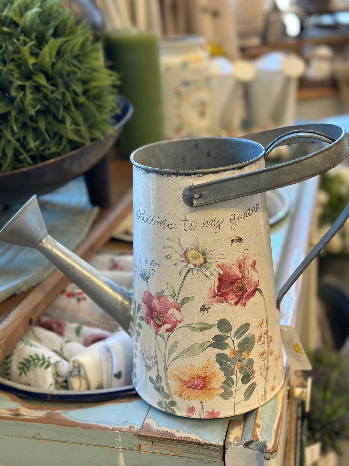 Deko Kanne mit floralen Blumen Motiv aus Metall