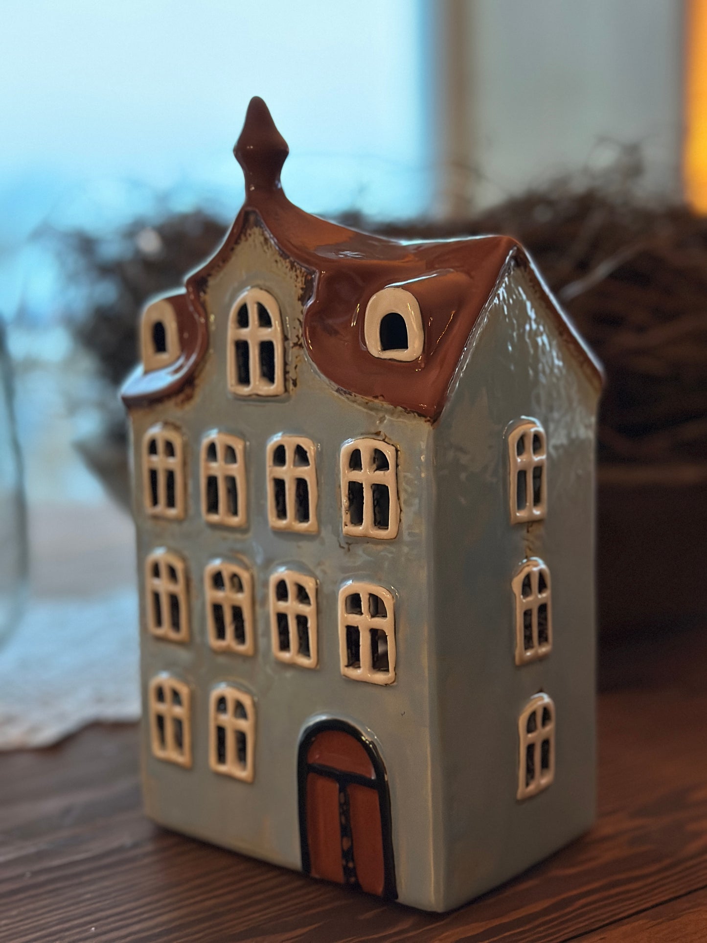 Haus aus Keramik blau/braun/weiß