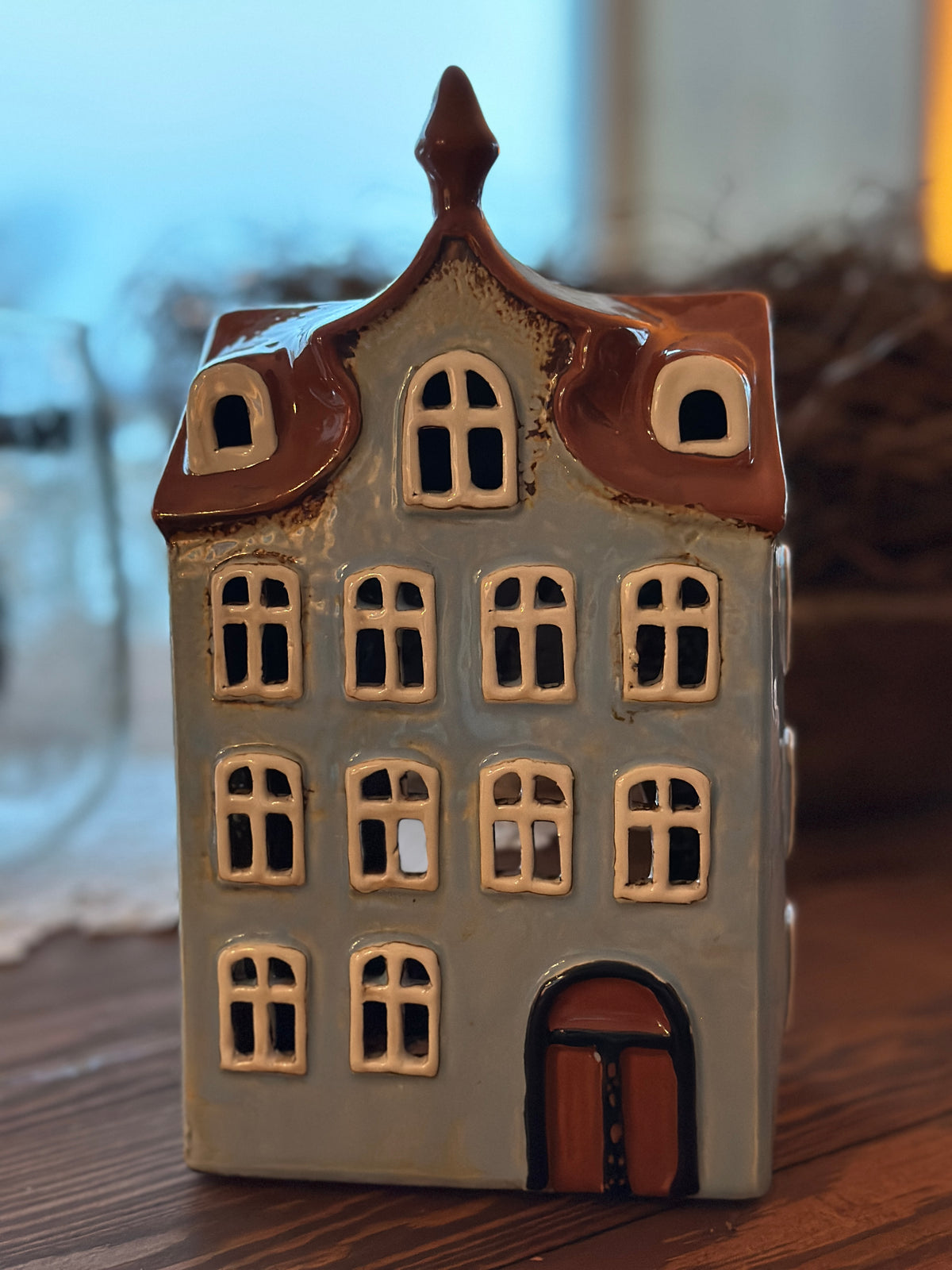 Haus aus Keramik blau/braun/weiß