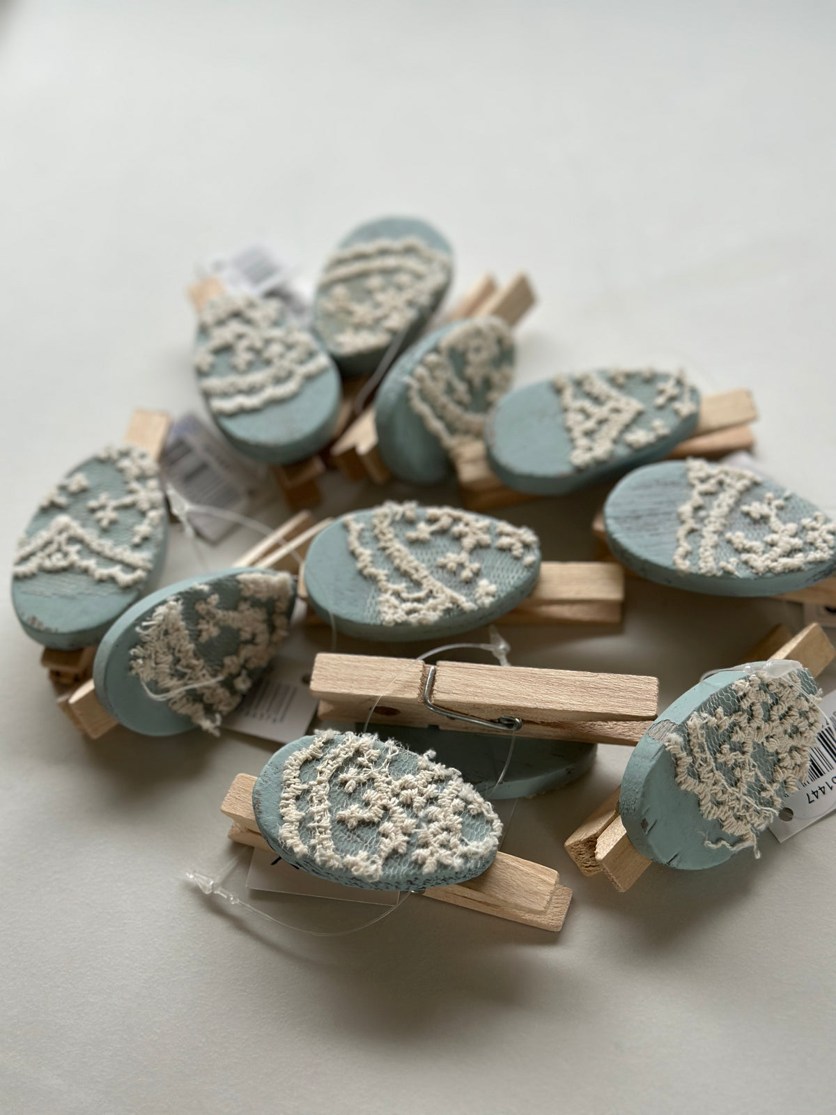 Klammer aus Holz mit einem Holzei mit Spitze