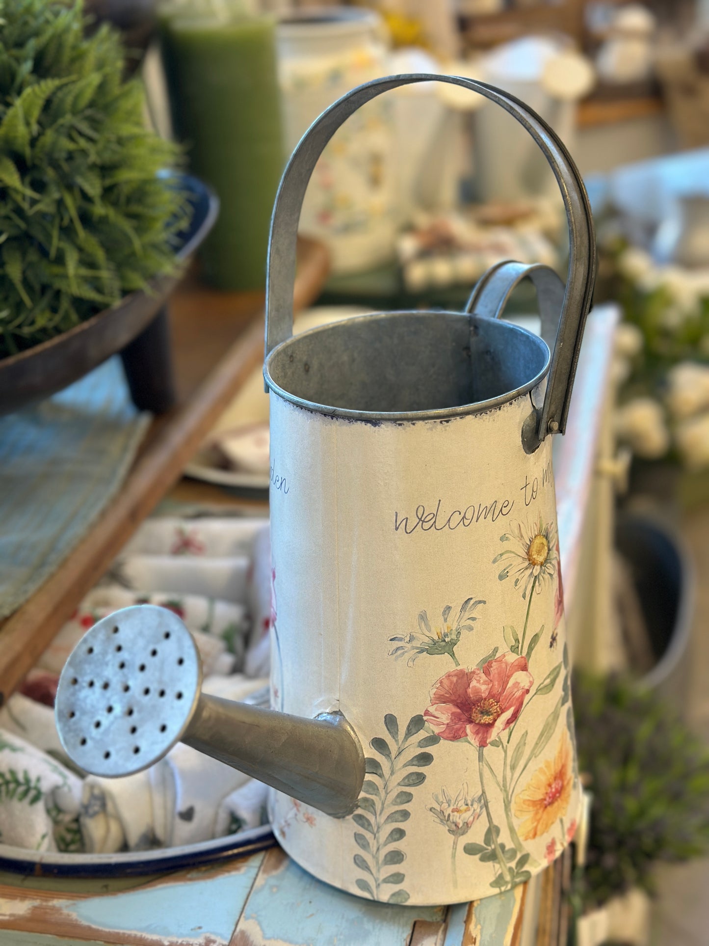 Deko Kanne mit floralen Blumen Motiv aus Metall