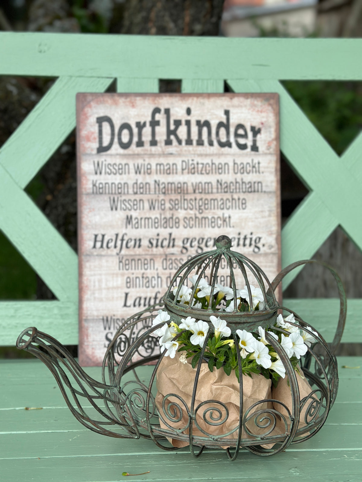 Schild aus Metall, Dorfkinder