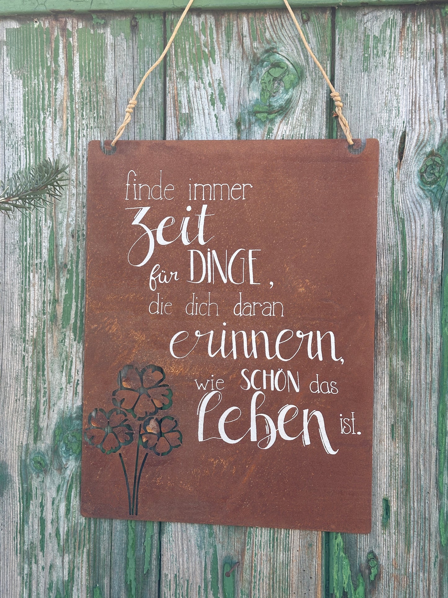 Tafel mit Kordel & Beschriftung. 30x26 cm. Finde immer Zeit für DINGE, die dich daran erinnern wie schön das Leben ist.