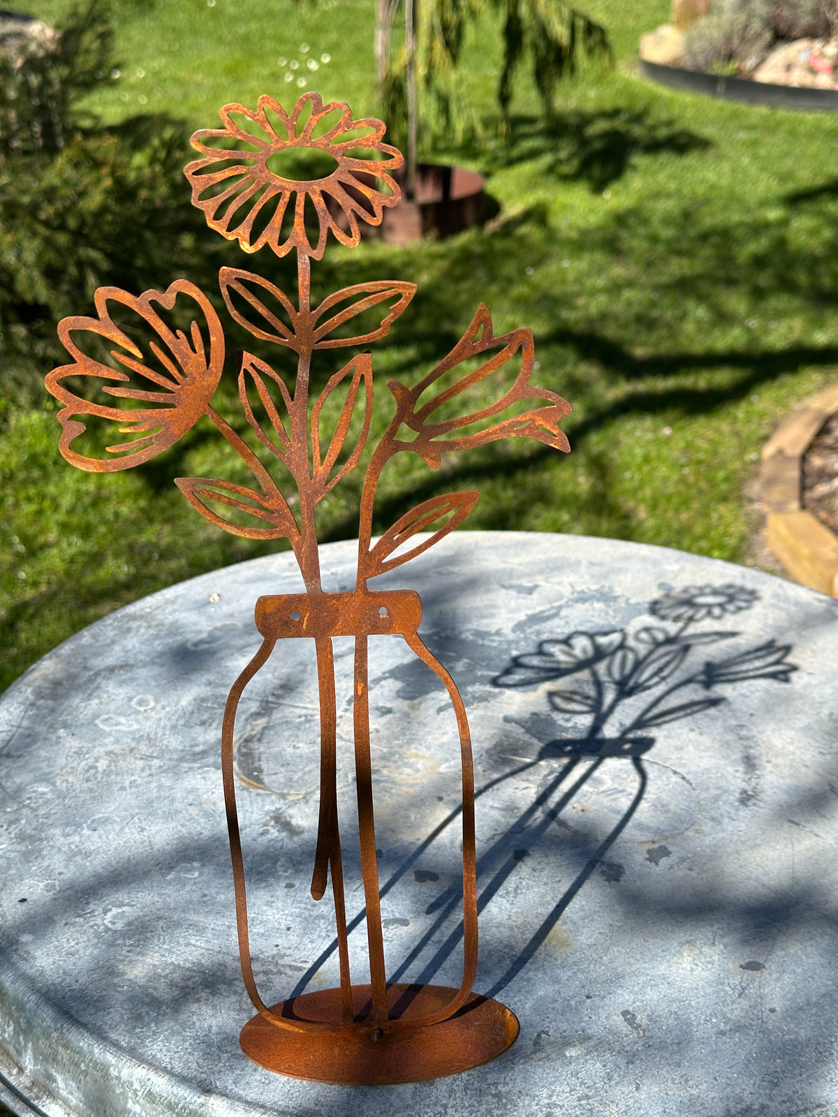 Blumen- Vase, aus Edelrost H: 40 cm.
