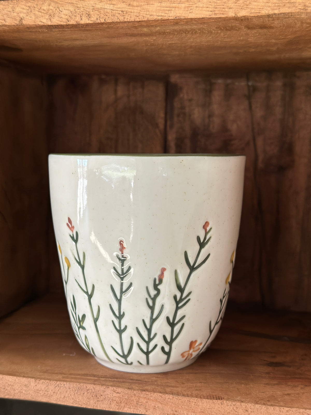 Becher mit handbemalten Blumenmuster. Mikrowellen- als auch Spülmaschinengeeignet.