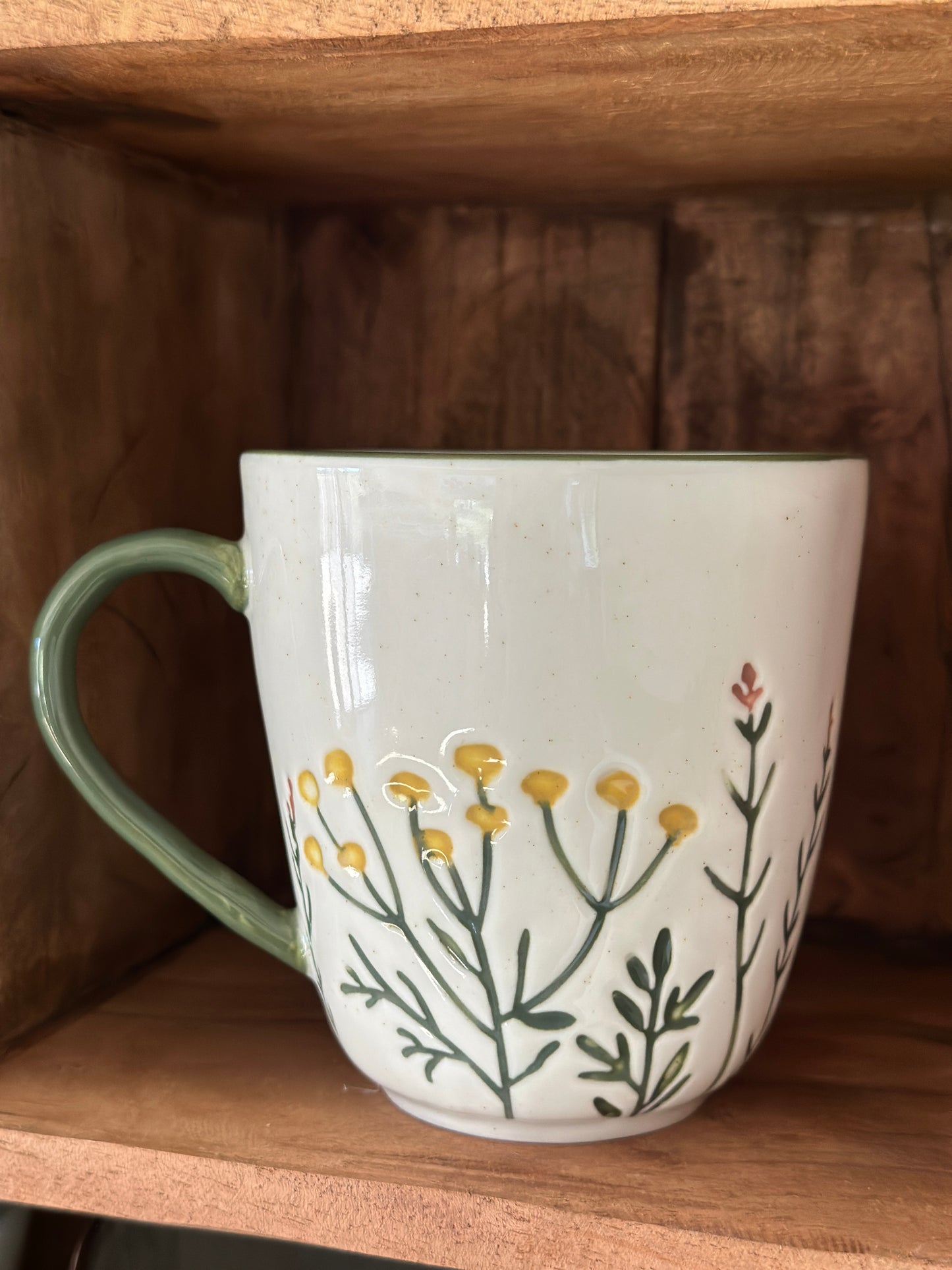 Becher mit handbemalten Blumenmuster. Mikrowellen- als auch Spülmaschinengeeignet.