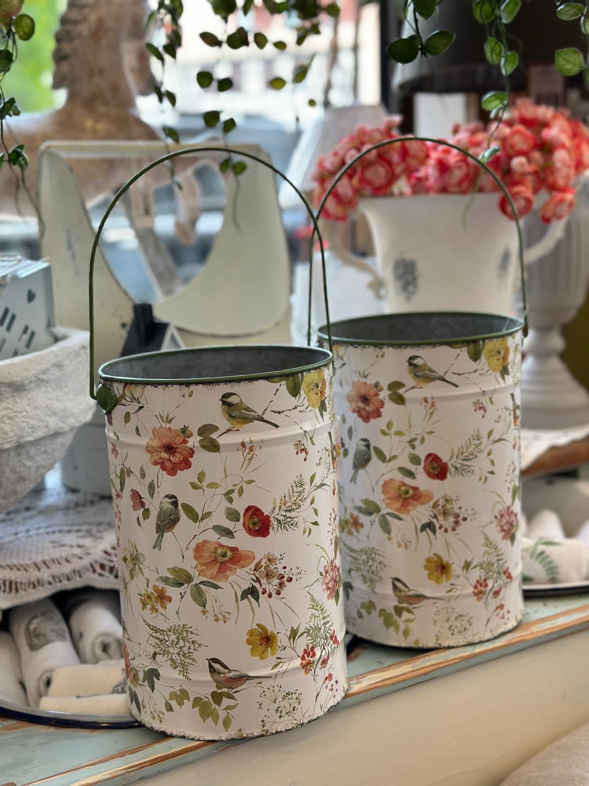 Eimer mit floralen Motiven aus Metall mit einem Griff