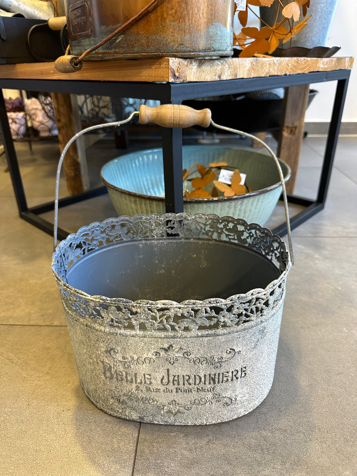 Eimer, Shabby aus Metall mit einem Holzgriff